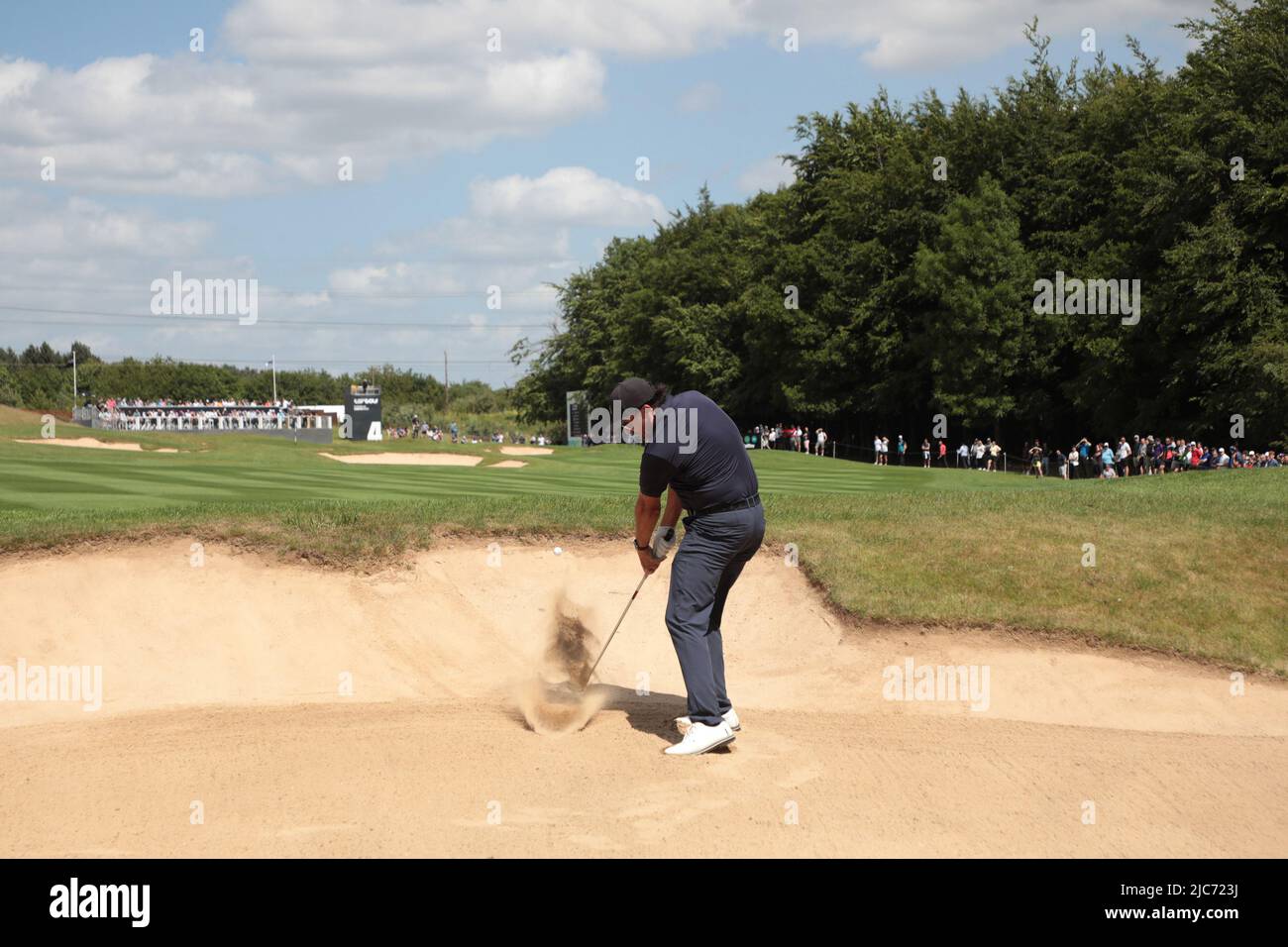 Londra, Regno Unito. 10th giugno 2022. L'American Phil Mickelson esce dal bunker durante il secondo round dell'evento inaugurale LIV Golf al Centurion Club di Hertfordshire venerdì 10 giugno, 2022.The evento è 12 squadre di quattro giocatori che competono oltre 54 buche per un premio di $ 25million dollari per la squadra vincente. Foto di Hugo Philpott/UPI Credit: UPI/Alamy Live News Foto Stock