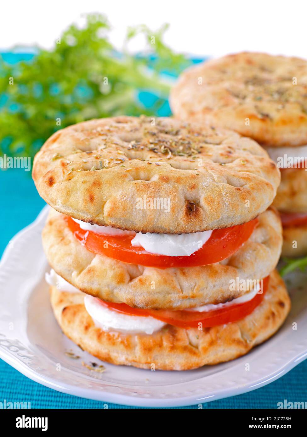 un club sandwich molto gustoso e rinfrescante con pane tradizionale pita, formaggio fresco di capra bianco e pomodoro Foto Stock