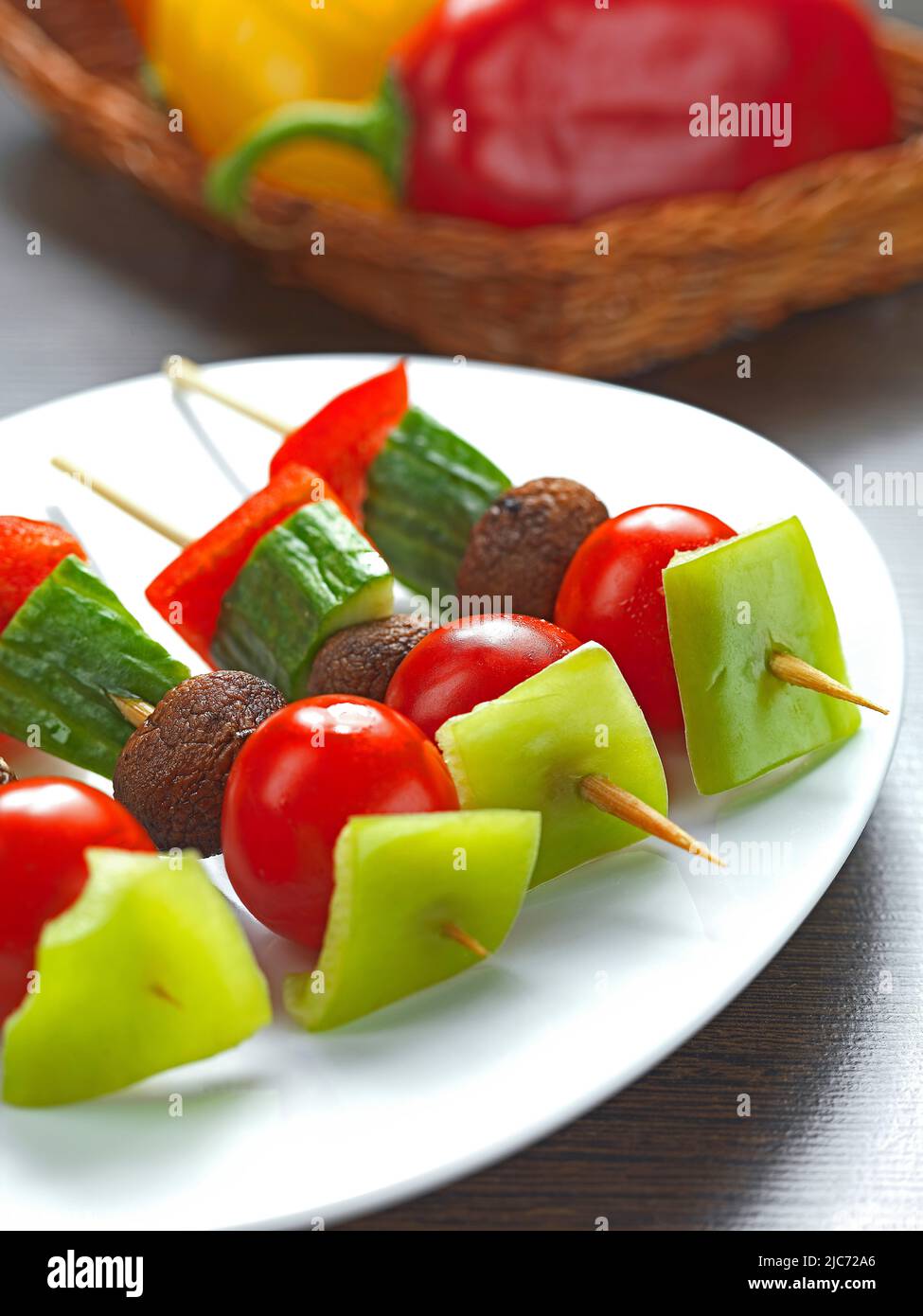 un souvlaki di verdure miste fatto di pepe rosso e verde, pomodoro ciliegia, funghi e cetriolo Foto Stock