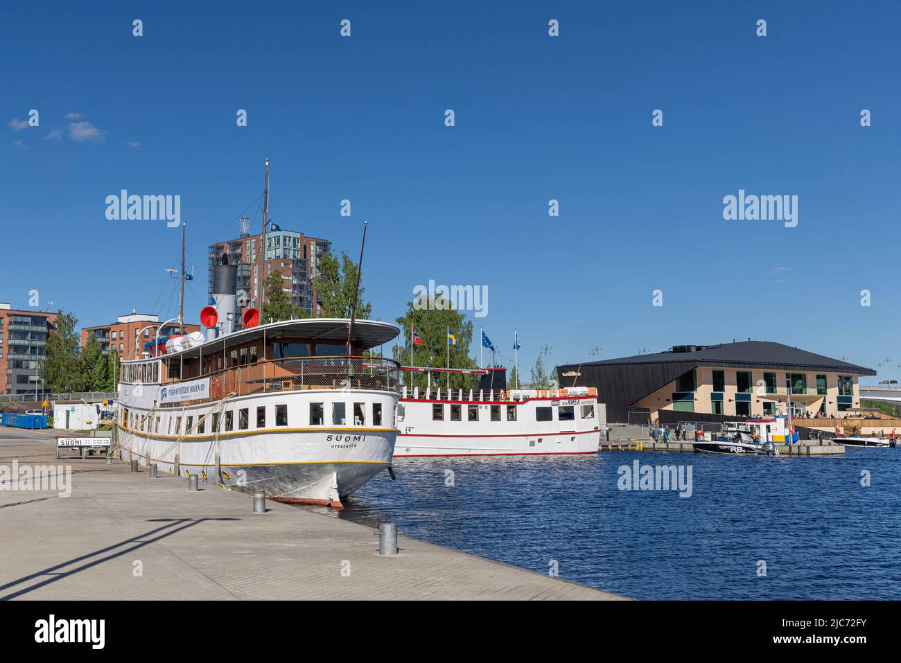 Il lungomare vicino al lago Jyväsjärvi di Jyväskylä è un luogo popolare da visitare durante i mesi estivi Foto Stock