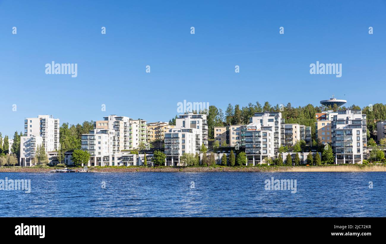 Edifici residenziali sul lungomare di Jyväskylä in una giornata di sole Foto Stock