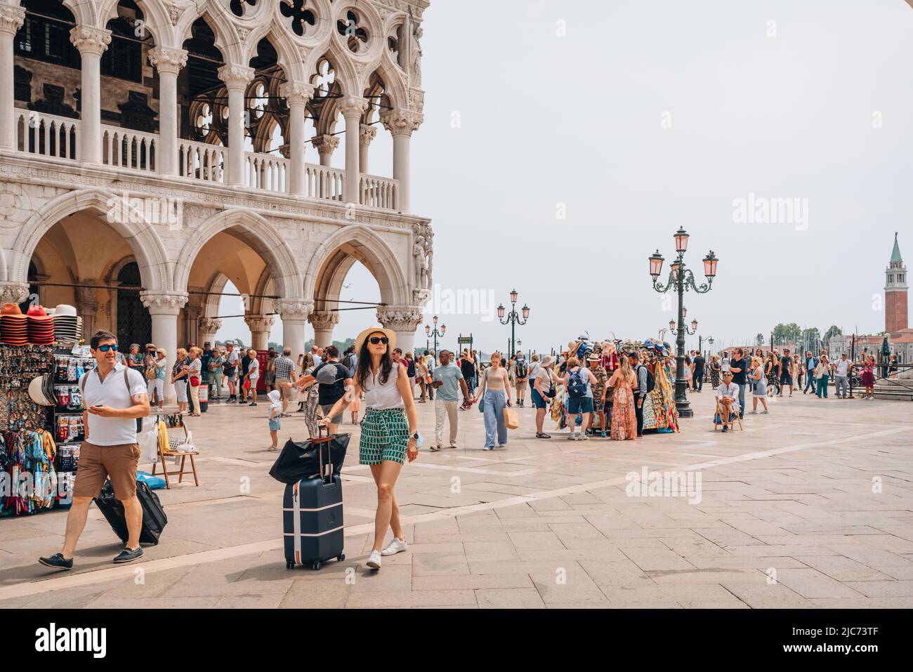 Venezia, Italia - 21 maggio 2022: I turisti che arrivano in Piazza San Marco a Venezia, capitale del Veneto e famosa destinazione turistica. Foto Stock