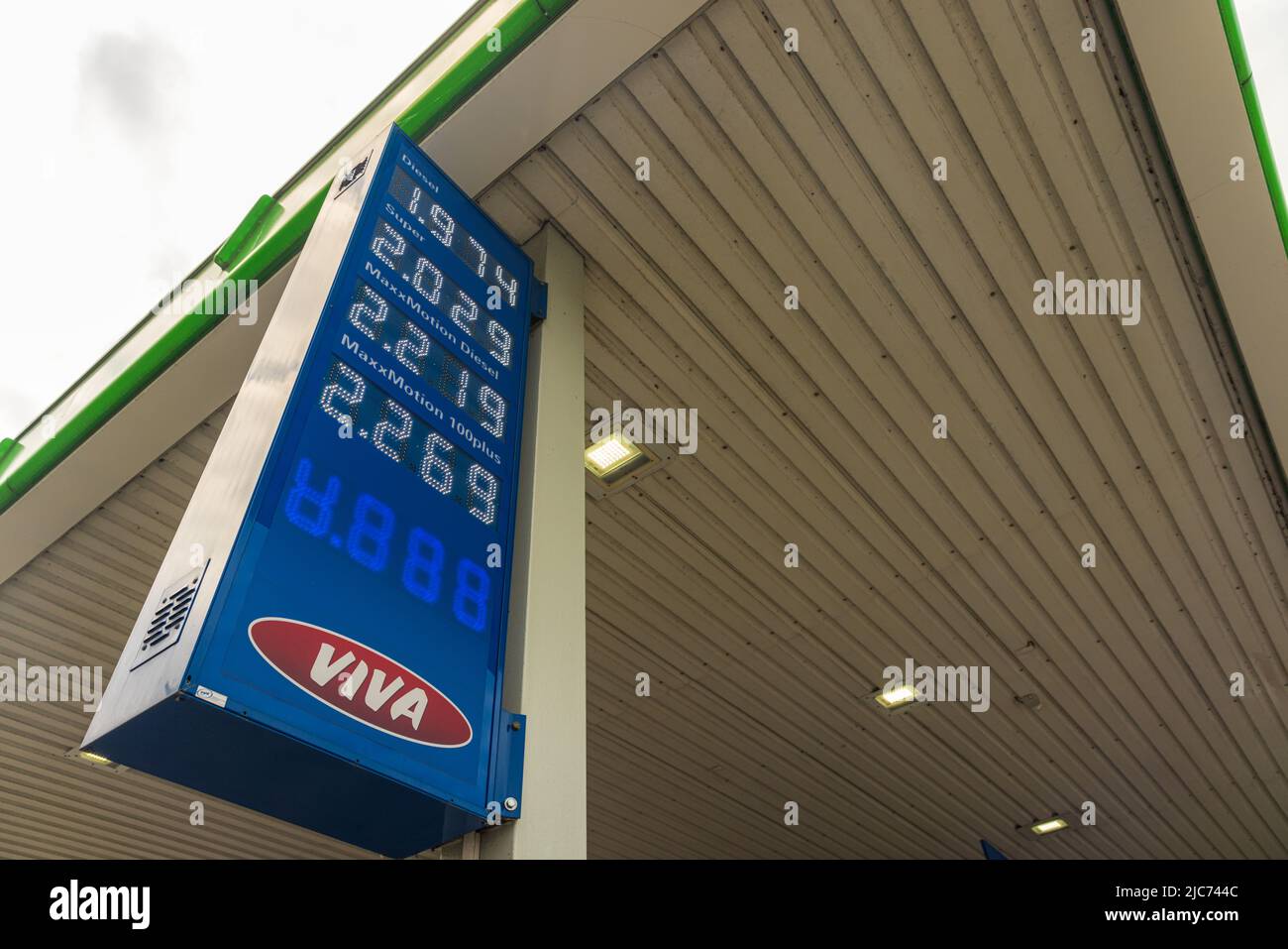 Schermata del prezzo del carburante in una stazione di servizio OMV in Austria Foto Stock