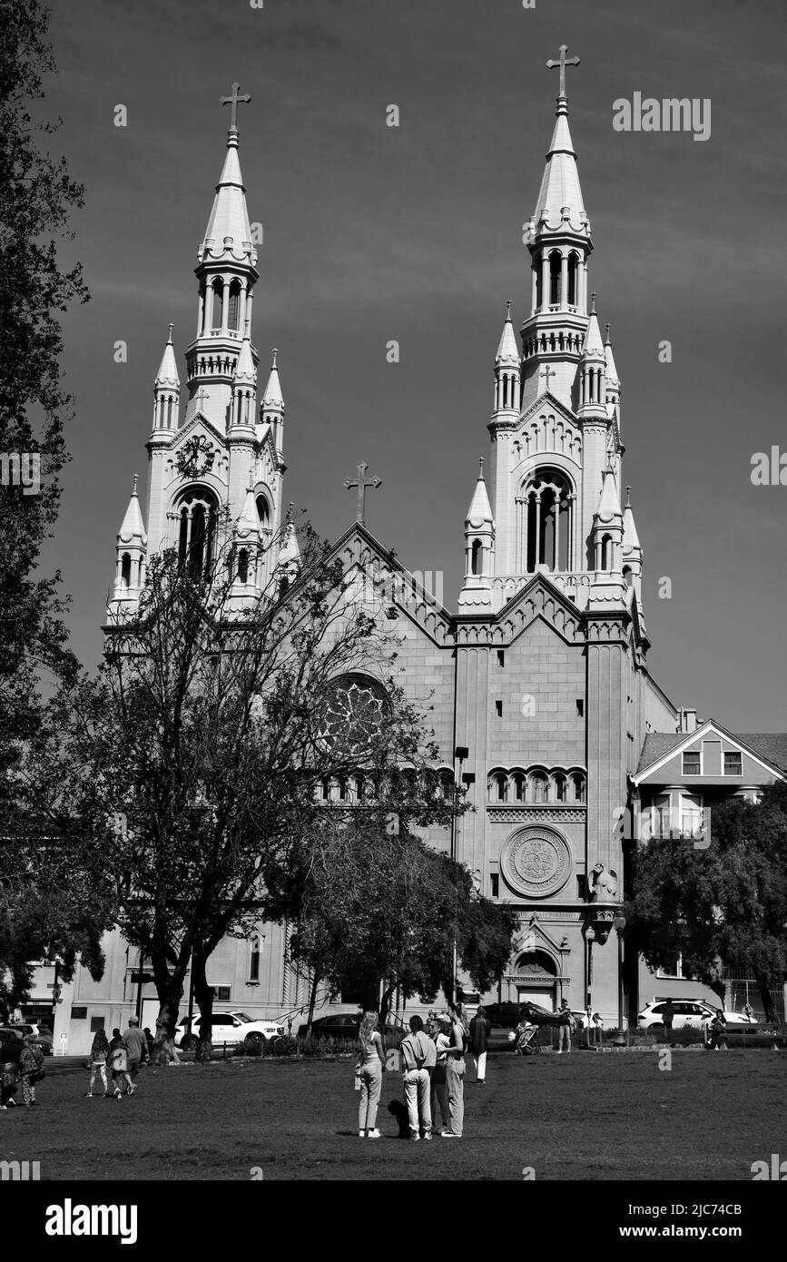 La storica chiesa dei Santi Pietro e Paolo nel quartiere di North Beach di San Francisco, California. Foto Stock