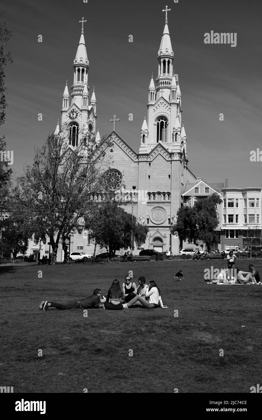 La storica chiesa dei Santi Pietro e Paolo nel quartiere di North Beach di San Francisco, California. Foto Stock