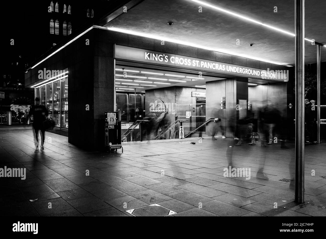 Ingresso alla stazione della metropolitana di Kings Cross di notte - esposizione lunga in bianco e nero. Foto Stock