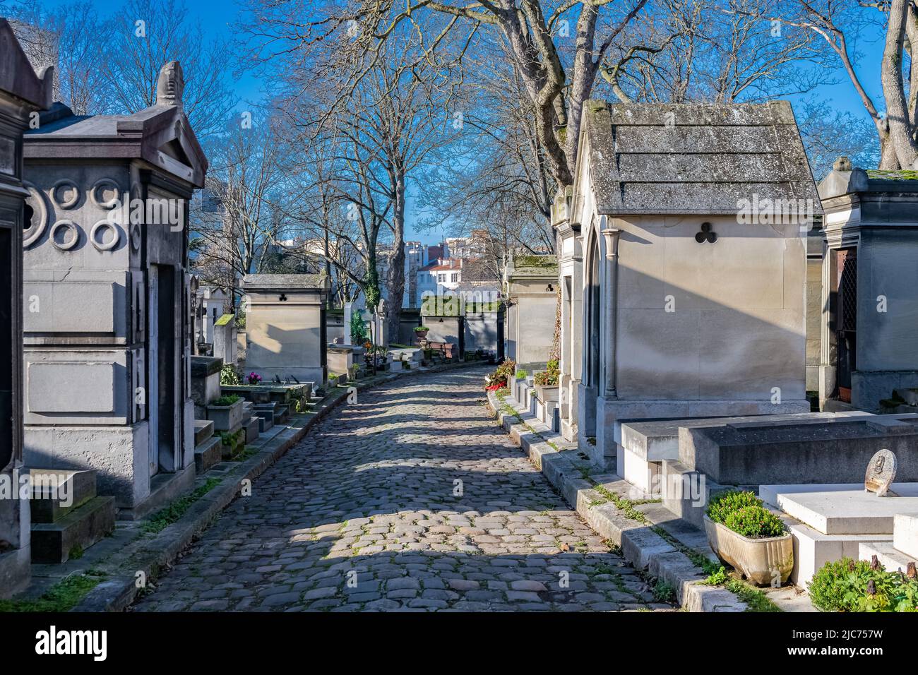 Parigi, il cimitero di Pere-Lachaise, vicolo lastricato con tombe in inverno Foto Stock