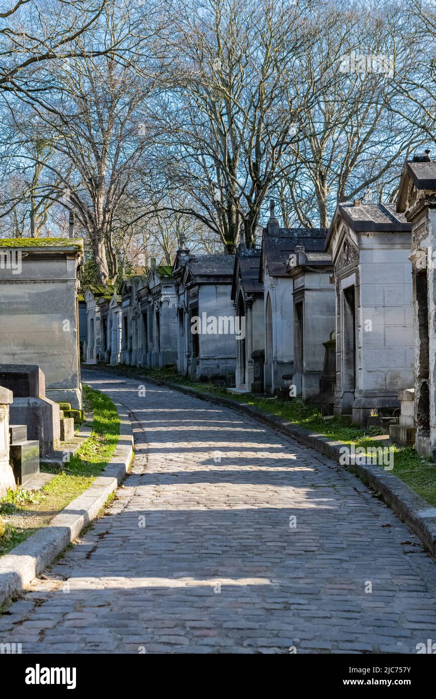 Parigi, il cimitero di Pere-Lachaise, vicolo lastricato con tombe in inverno Foto Stock