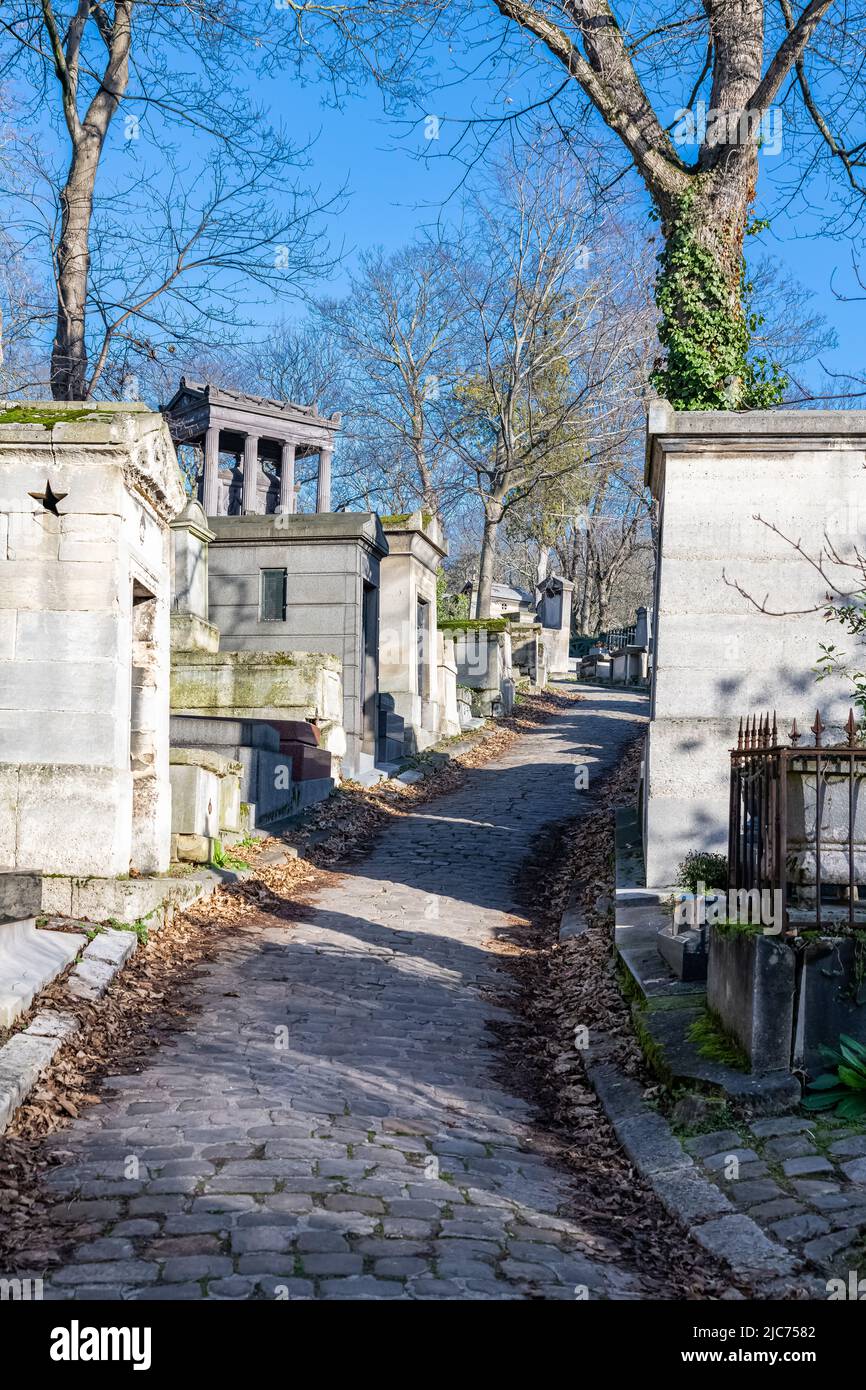 Parigi, il cimitero di Pere-Lachaise, vicolo lastricato con tombe in inverno Foto Stock