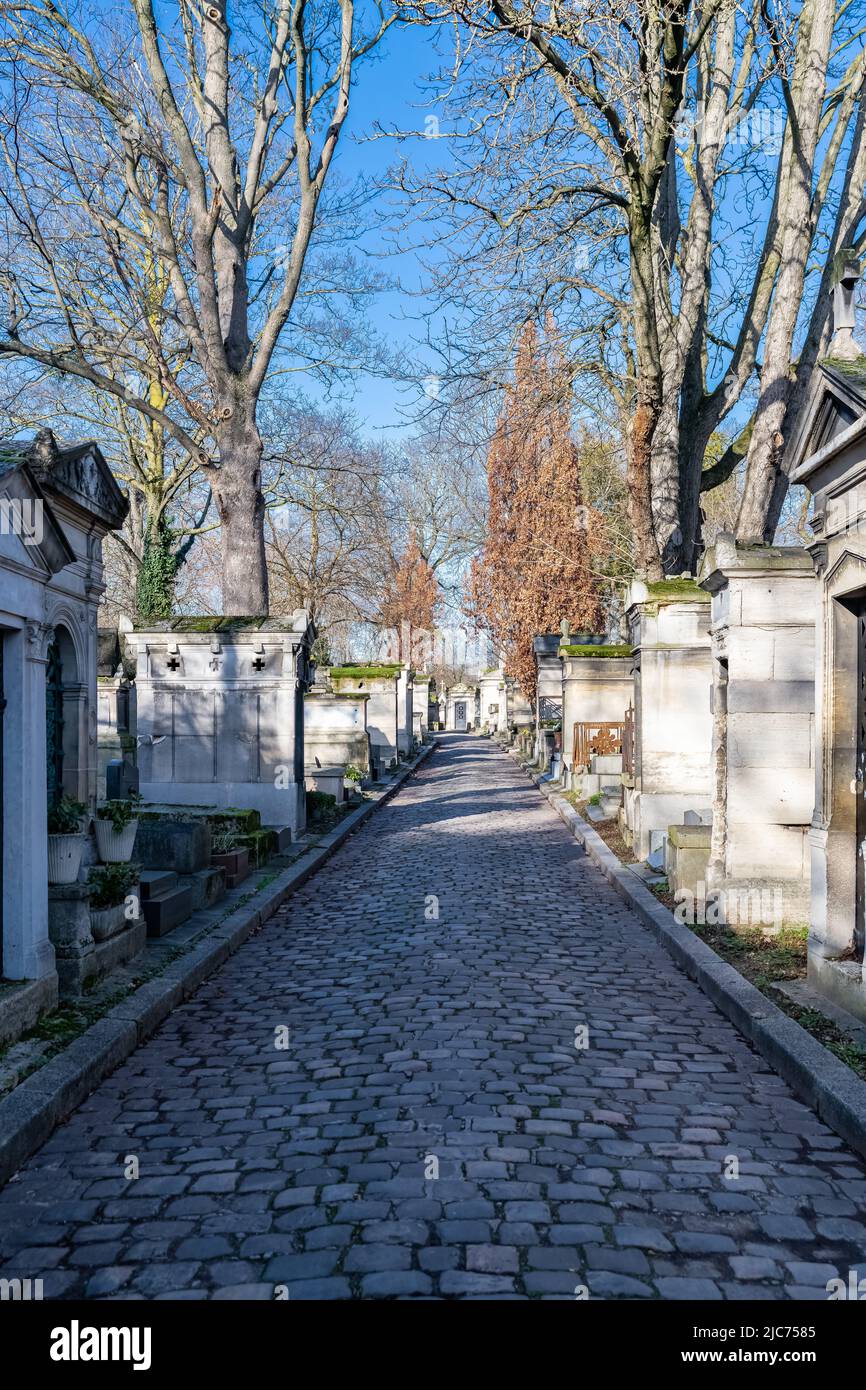 Parigi, il cimitero di Pere-Lachaise, vicolo lastricato con tombe in inverno Foto Stock