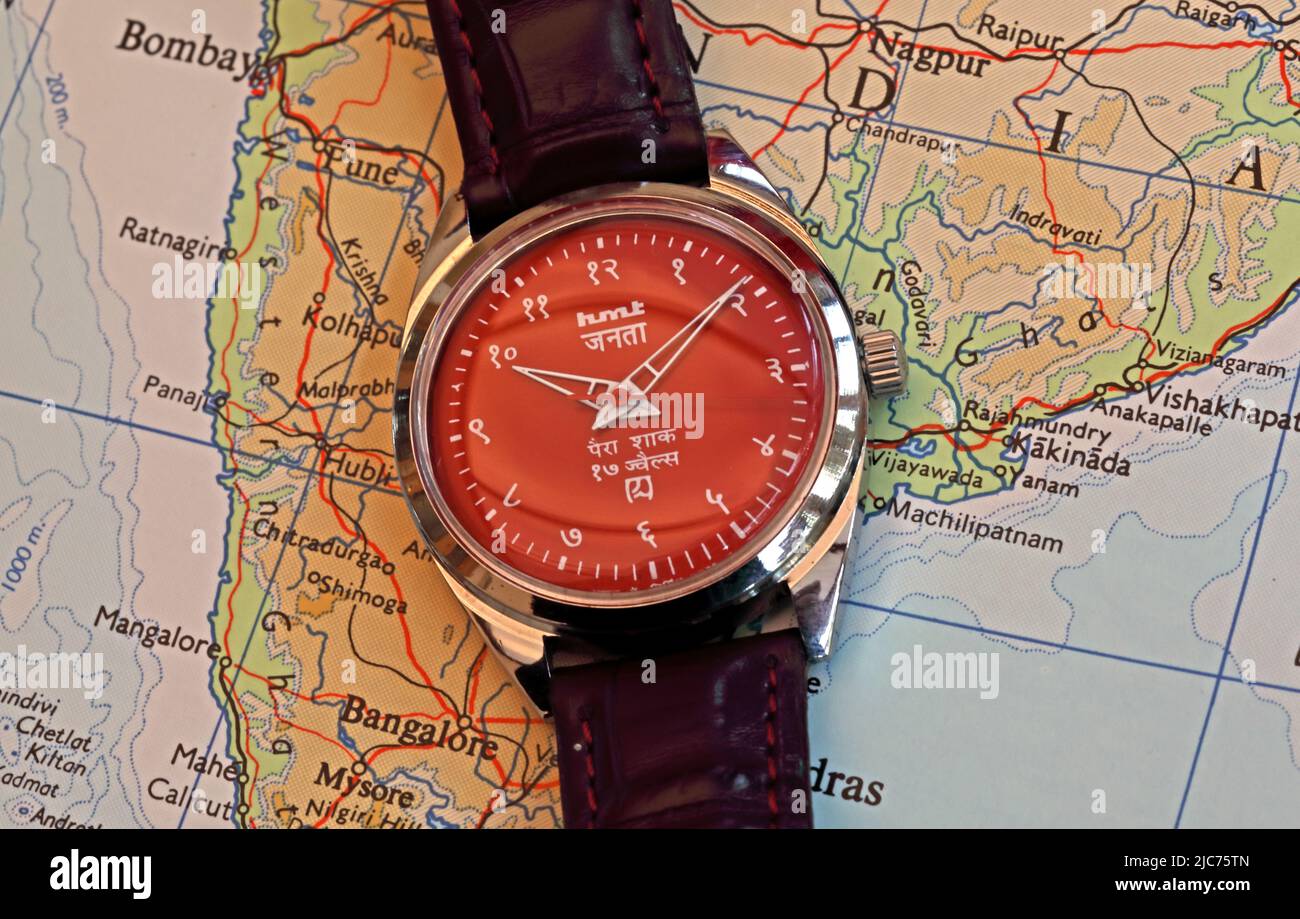 Rosso HMT indiano fatto orologio, con un quadrante in lingua hindi, Made in India, su una mappa del sub-continente e Bangalore Foto Stock