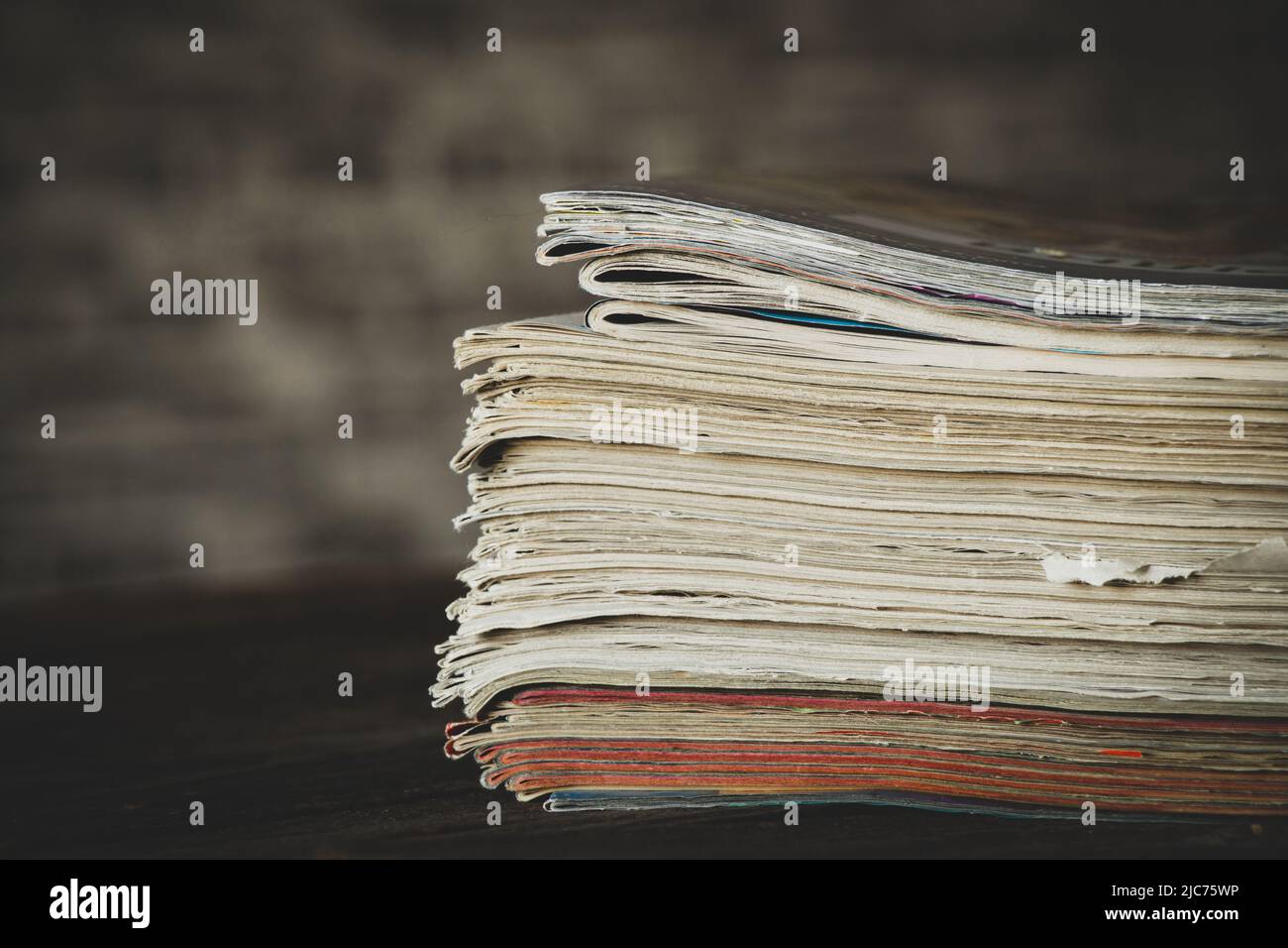 una pila di riviste e giornali si trova sul tavolo, un quotidiano Foto Stock