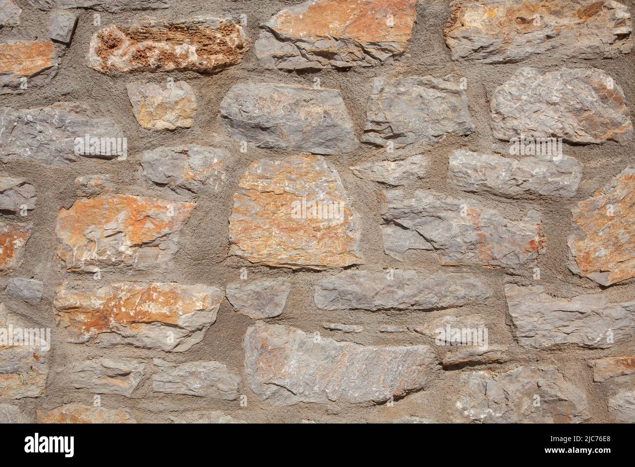 Stonewall è composto da pietre di colore arancio chiaro e grigio. Vista frontale e primo piano. Foto Stock