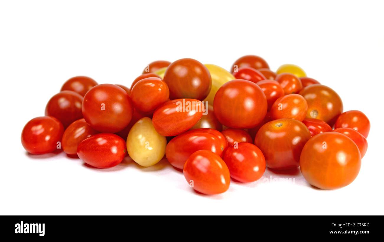 Vari mini pomodori su sfondo bianco Foto Stock