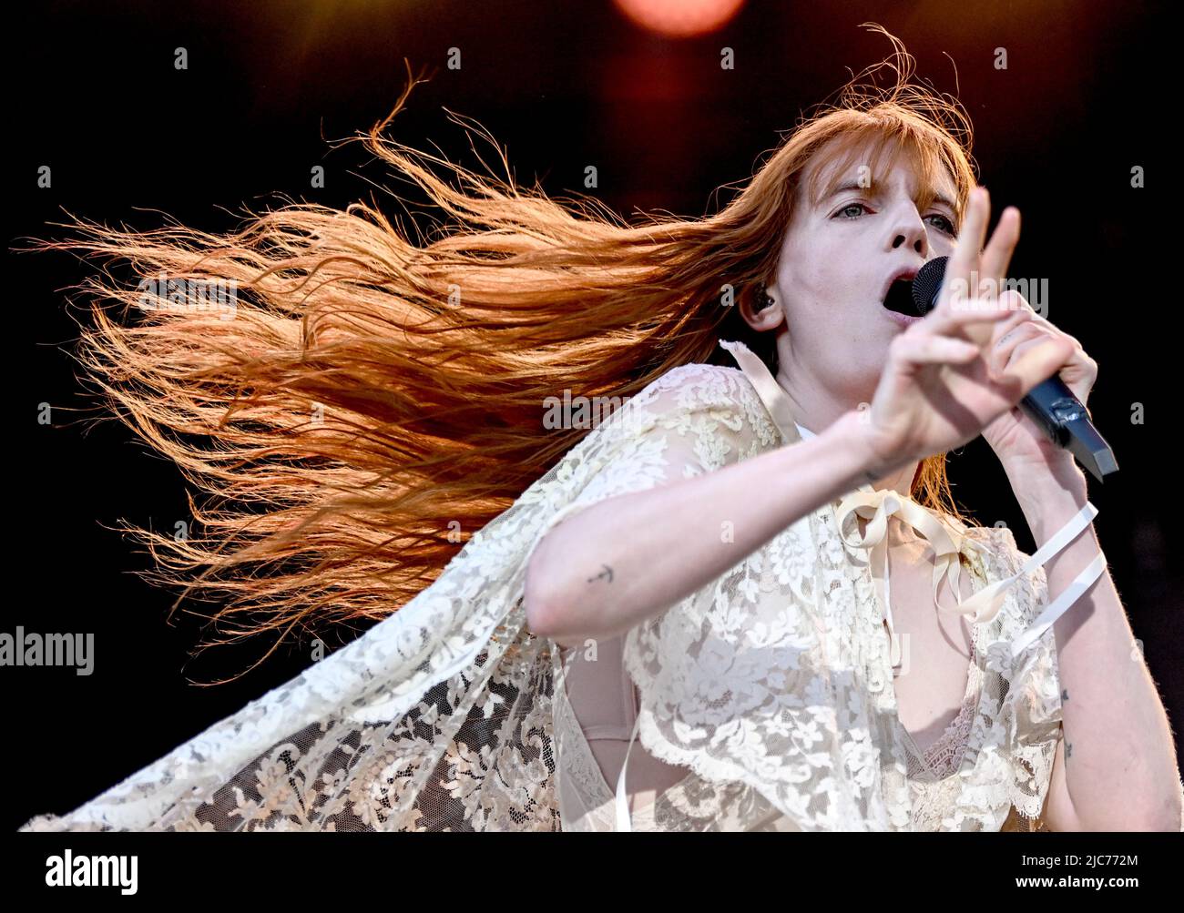 Berlino, Germania. 10th giugno 2022. La cantante Florence Leontine Mary Welch della band inglese "Florence The Machine" si esibisce sul palco al Tempelhof Sounds Festival presso l'ex aeroporto Tempelhof di Berlino. Credit: Britta Pedersen/dpa/Alamy Live News Foto Stock