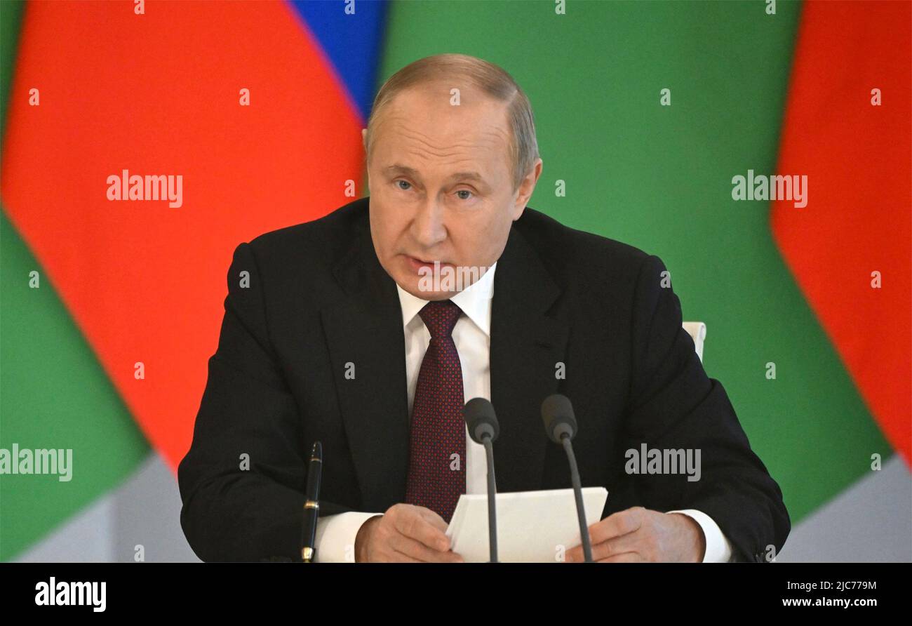 Mosca, Russia. 10th giugno 2022. Il presidente russo Vladimir Putin interviene nel corso di una conferenza stampa congiunta con il presidente turco Serdar Berdimuhamedow a seguito del loro incontro bilaterale al Cremlino, il 10 giugno 2022 a Mosca, Russia. Credit: Sergey Guneev/Kremlin Pool/Alamy Live News Foto Stock