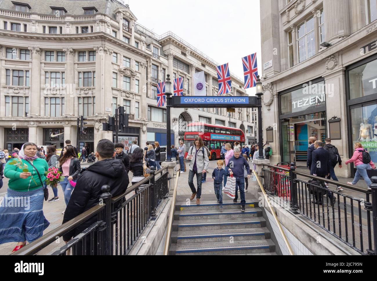 Stazione della metropolitana di Oxford Circus - persone all'ingresso durante le celebrazioni del Platinum Jubilee, Oxford Circus London UK Foto Stock