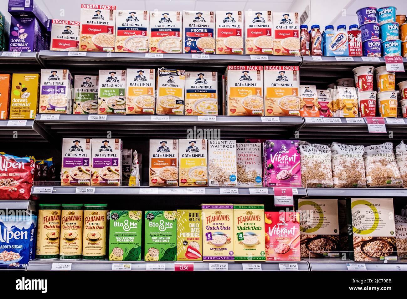 Epsom Surrey, Londra UK, Giugno 10 2022, Supermarket Shelf boxes porridge colazione cereali Foto Stock