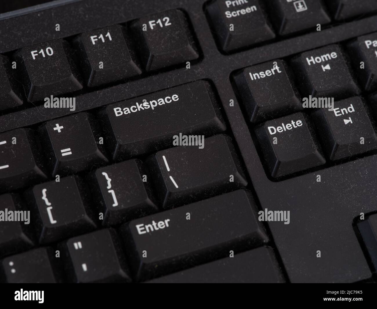Una tastiera nera per computer polverosa. Primo piano. Foto Stock
