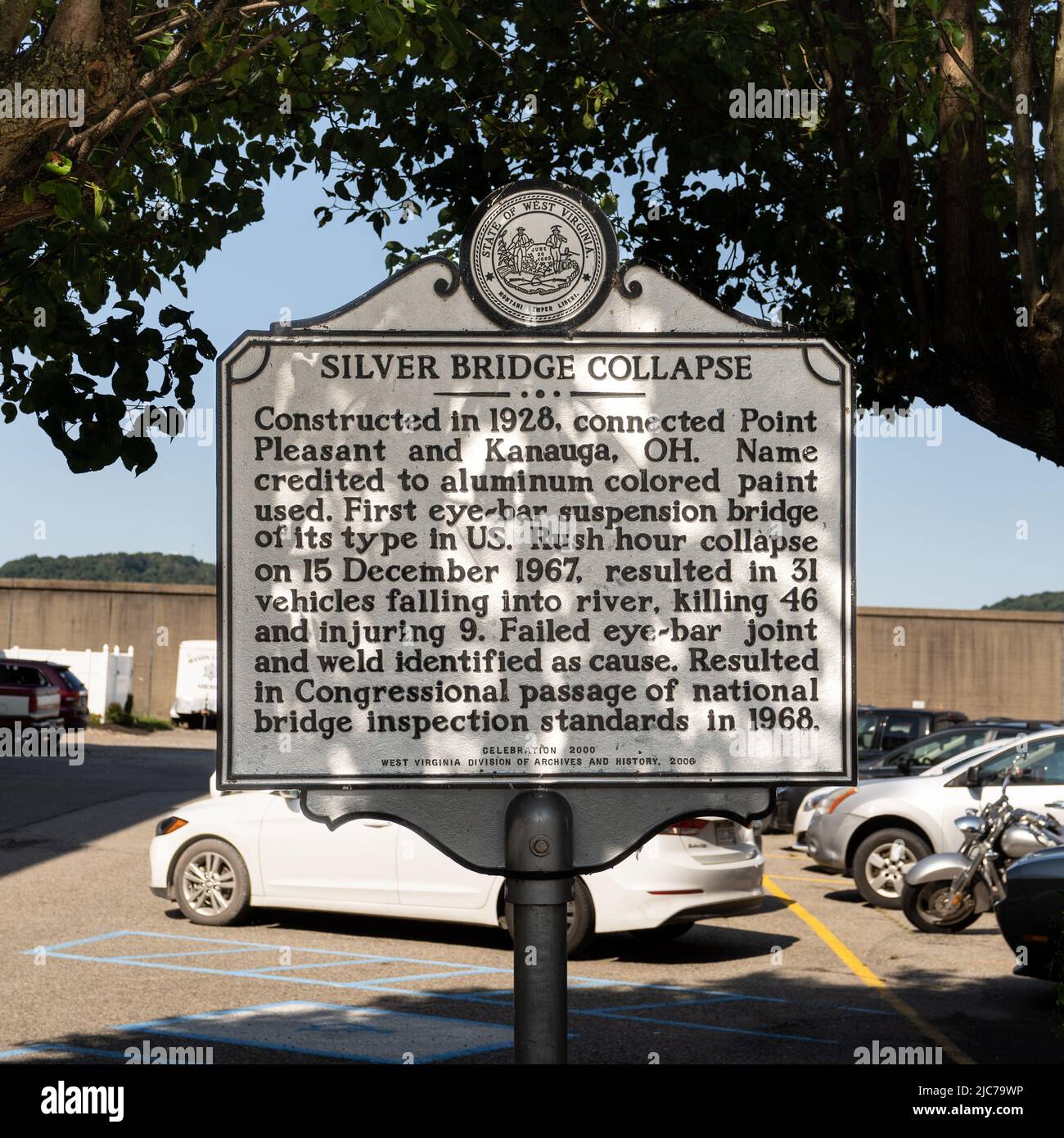 Point Pleasant, West Virginia - 10 settembre 2021: Il Silver Bridge crollò nel 1967, il che portò al Congresso passando il National Bridge Inspection stand Foto Stock