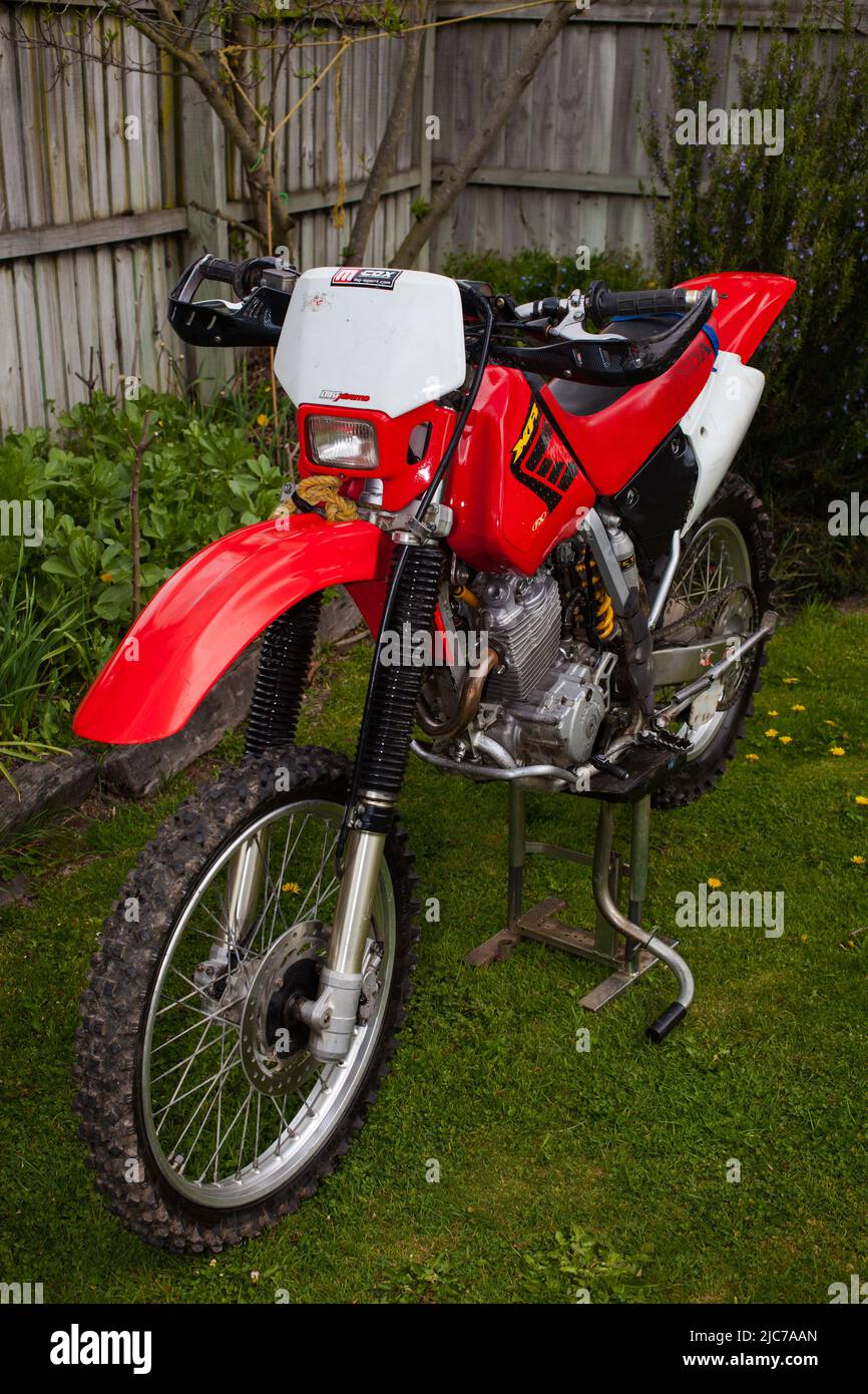 Vita in Nuova Zelanda. Pesca, foraggio, immersioni, giardinaggio e sport.  Manutenzione della moto sulla mia Honda XR400 Dirt Bike Foto stock - Alamy