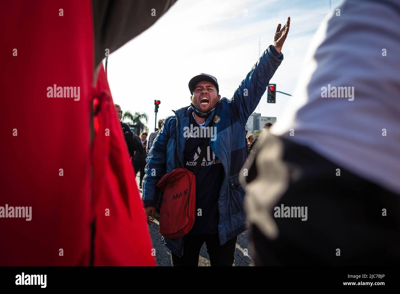 Buenos Aires, Argentina. 09th giugno 2022. Un uomo grida slogan contro il governo del presidente Alberto Fernadez mentre l'unità Picketer passa sotto l'autostrada Arturo Frondizi nella città di Buenos Aires. Le organizzazioni politiche che compongono l'unità Piquetera hanno effettuato una nuova e massiccia mobilitazione presso il Ministero dello sviluppo sociale, guidato da Juan Zabaleta, chiedendo un lavoro genuino e una maggiore assistenza sociale di fronte alla crescente povertà. (Foto di Nacho Boullosa/SOPA Images/Sipa USA) Credit: Sipa USA/Alamy Live News Foto Stock