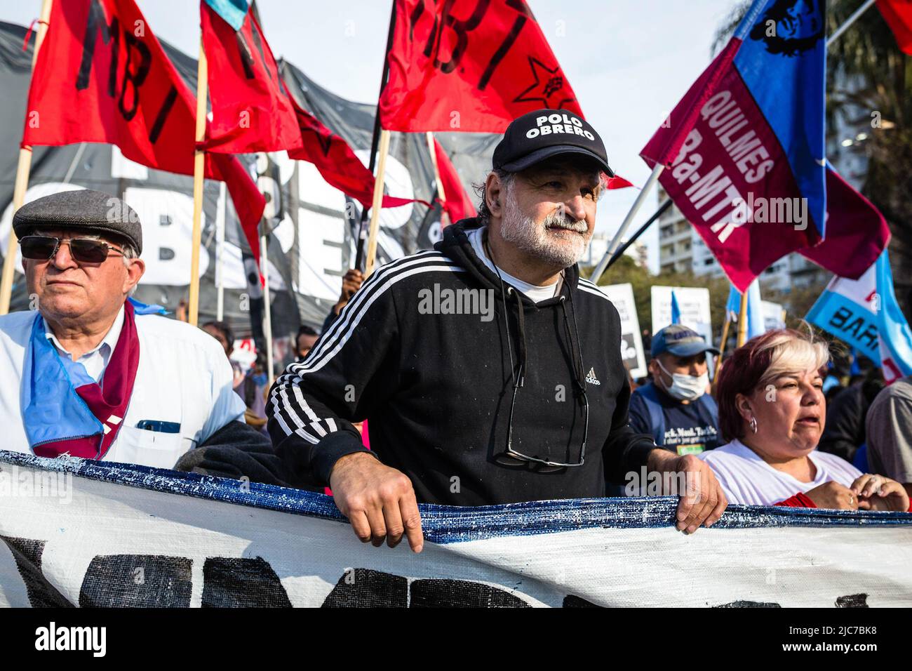 Buenos Aires, Argentina. 09th giugno 2022. Il leader dell'unità Picketer, Eduardo Belliboni, guida la mobilitazione che è diretta al Ministero dello sviluppo sociale per richiedere lavoro e miglioramenti sociali al governo del Presidente Alberto Fernandez. Le organizzazioni politiche che compongono l'unità Piquetera hanno effettuato una nuova e massiccia mobilitazione presso il Ministero dello sviluppo sociale, guidato da Juan Zabaleta, chiedendo un lavoro genuino e una maggiore assistenza sociale di fronte alla crescente povertà. (Foto di Nacho Boullosa/SOPA Images/Sipa USA) Credit: Sipa USA/Alamy Live News Foto Stock