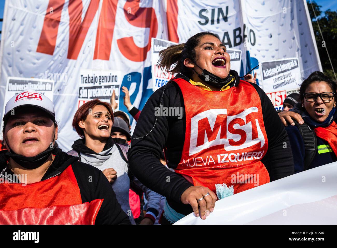 Buenos Aires, Argentina. 09th giugno 2022. Un gruppo di donne grida slogan contro il governo del presidente Alberto Fernadez mentre l'unità Picketer passa sotto l'autostrada Arturo Frondizi nella città di Buenos Aires. Le organizzazioni politiche che compongono l'unità Piquetera hanno effettuato una nuova e massiccia mobilitazione presso il Ministero dello sviluppo sociale, guidato da Juan Zabaleta, chiedendo un lavoro genuino e una maggiore assistenza sociale di fronte alla crescente povertà. (Foto di Nacho Boullosa/SOPA Images/Sipa USA) Credit: Sipa USA/Alamy Live News Foto Stock