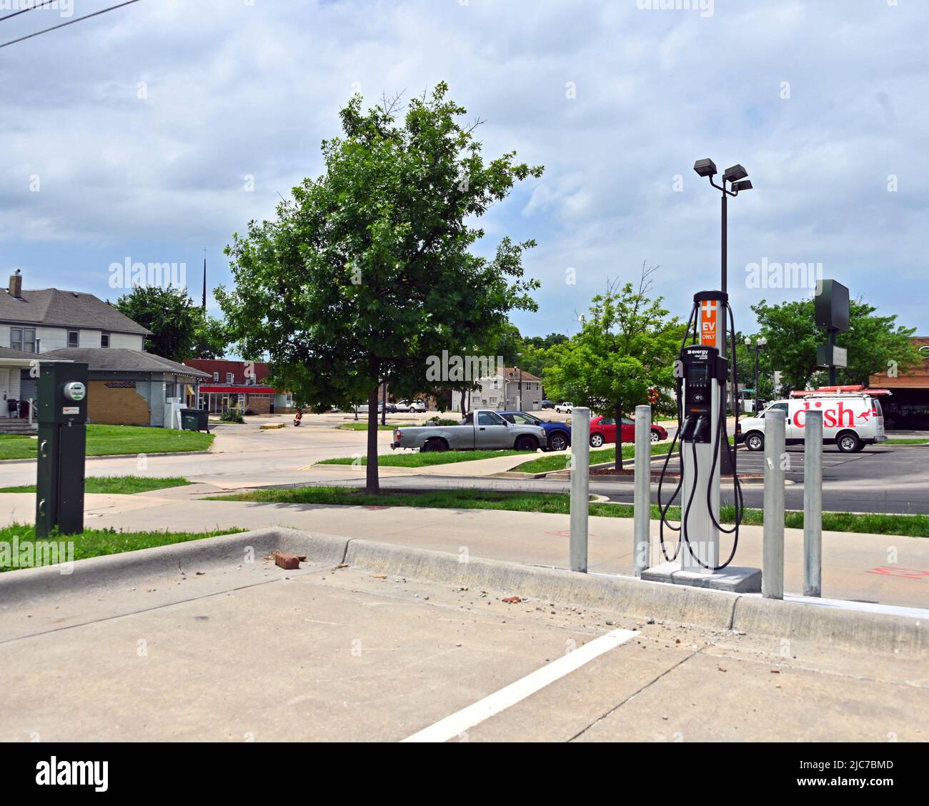 EMPORIA, KANSAS - 10 GIUGNO 2022 recentemente installato questa settimana da Evergy Electric Company nel parcheggio pubblico situato in prossimità di Commercial Street nel centro di Emporia, Kansas. Ciò rientra nel nuovo piano greg del Presidente Biden di avere 500.000 stazioni di ricarica entro il 2030 Foto Stock