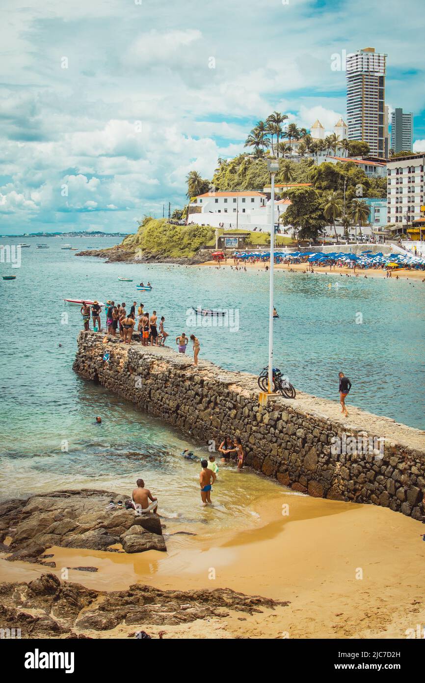 Molo di barra Beach con la gente che si gode la giornata, salvador de bahia, brasile. Foto Stock