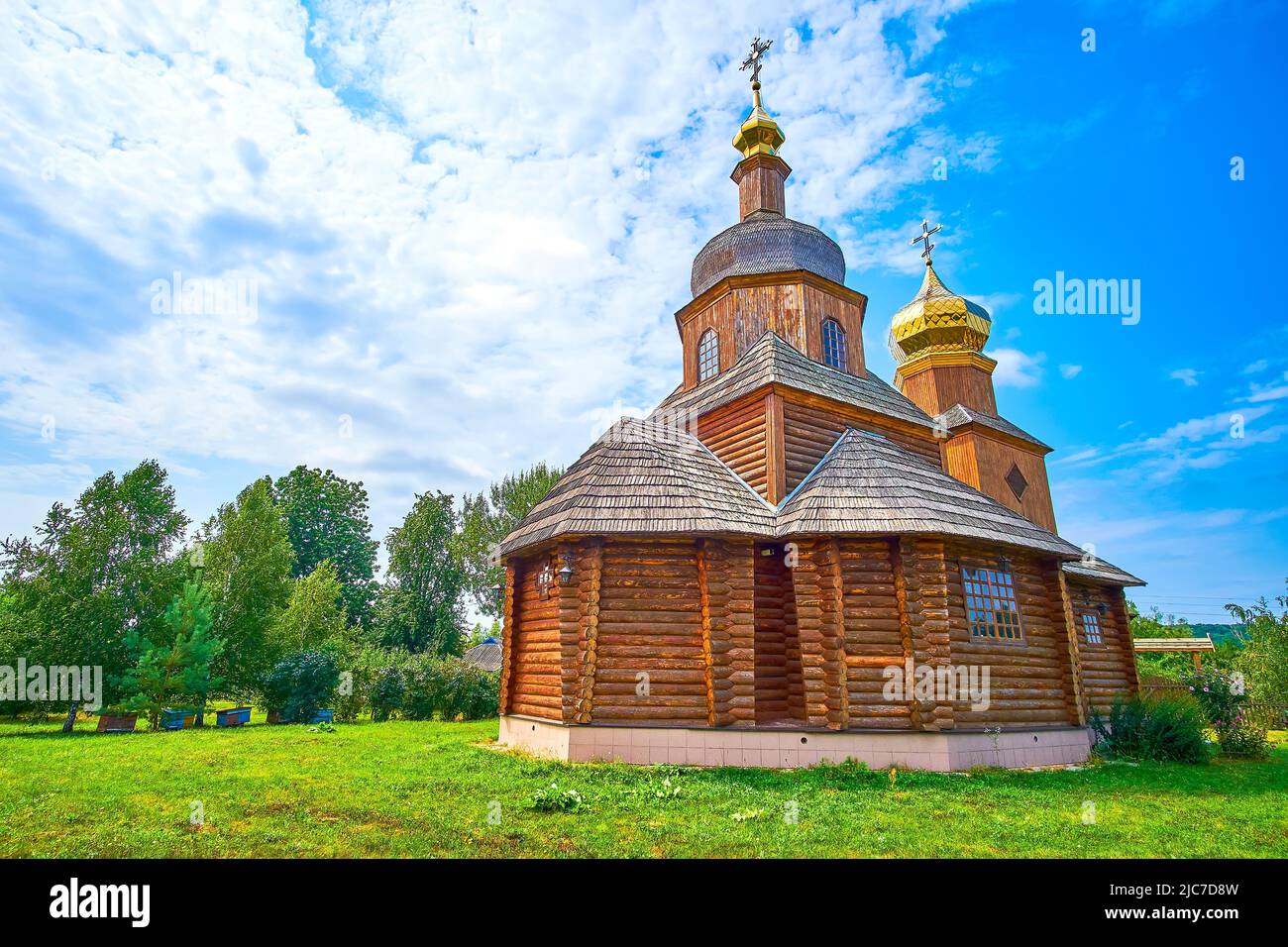 Storica chiesa in legno dell'intercessione in fatto in tipico stile ucraino, villaggio Cherevki, Ucraina Foto Stock