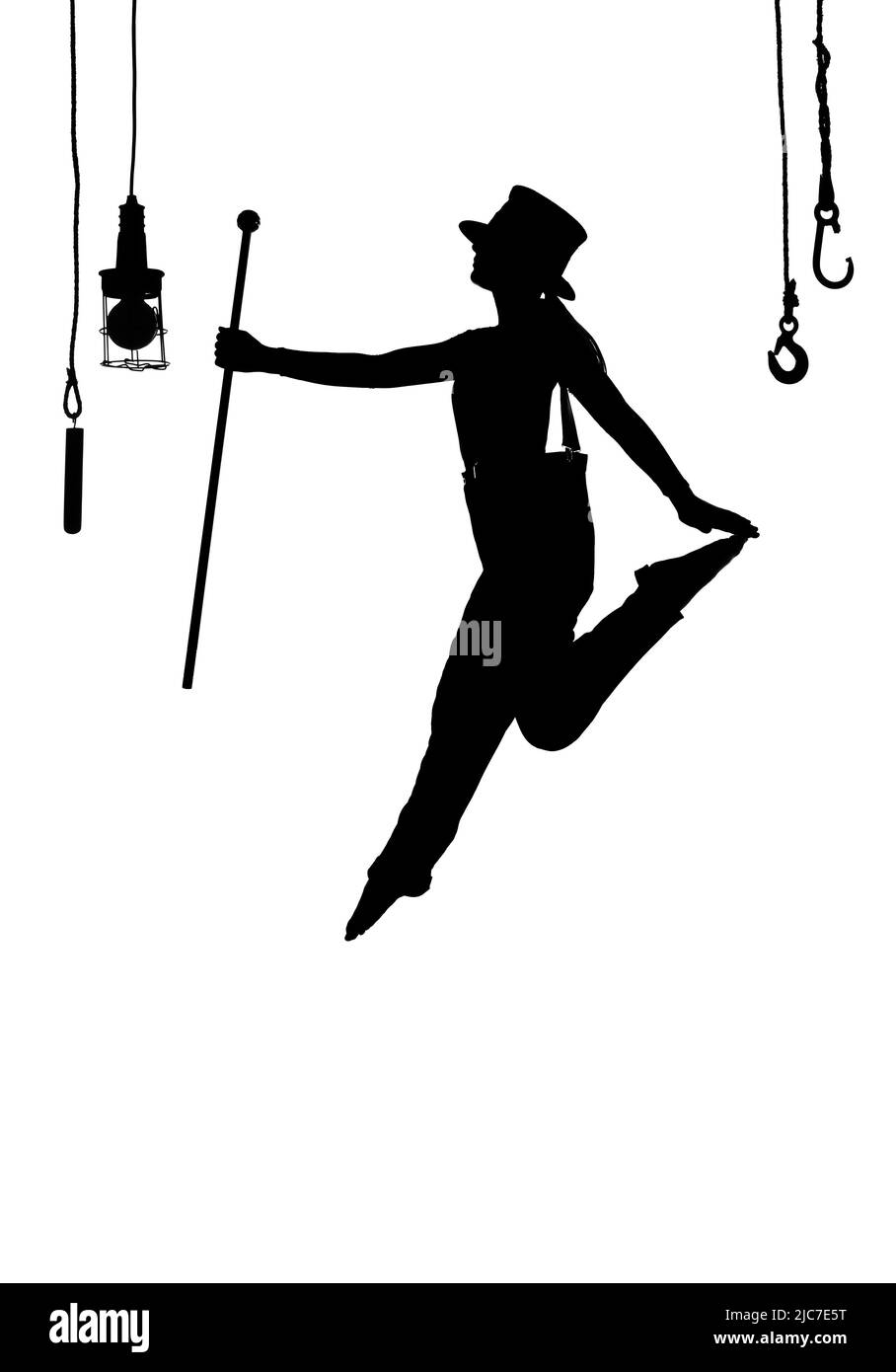 Una ballerina femminile è visto ballare sul palco. Vestita con abiti da uomo e con un cappello da uomo, si vede saltare a mezz'aria come una silhouette. Foto Stock