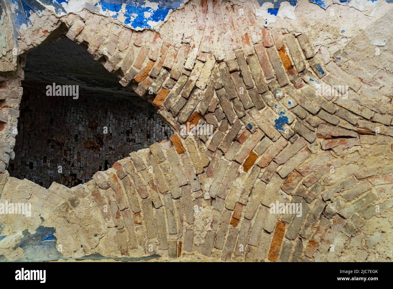 Antico soffitto in rovina in un edificio storico Foto Stock