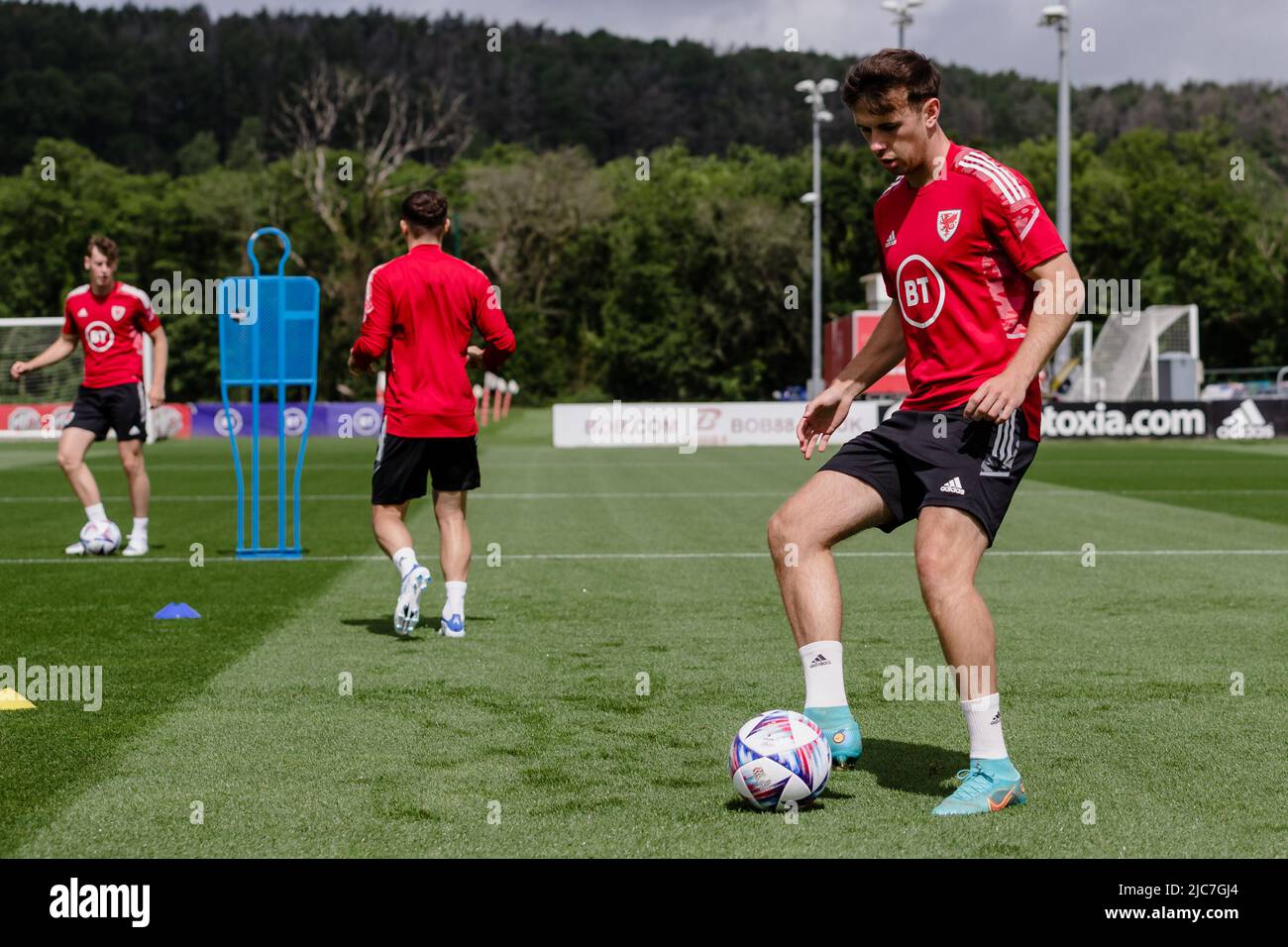 PONTYCLUN, GALLES - 10 GIUGNO 2022: Wales' Mark Harris durante una sessione di allenamento presso il centro di villeggiatura Vale davanti alla Lega A 2022 Nations League fixture / Belgio presso il Cardiff City Stadium il 11th Giugno 2022. (PIC di John Smith/FAW) Foto Stock