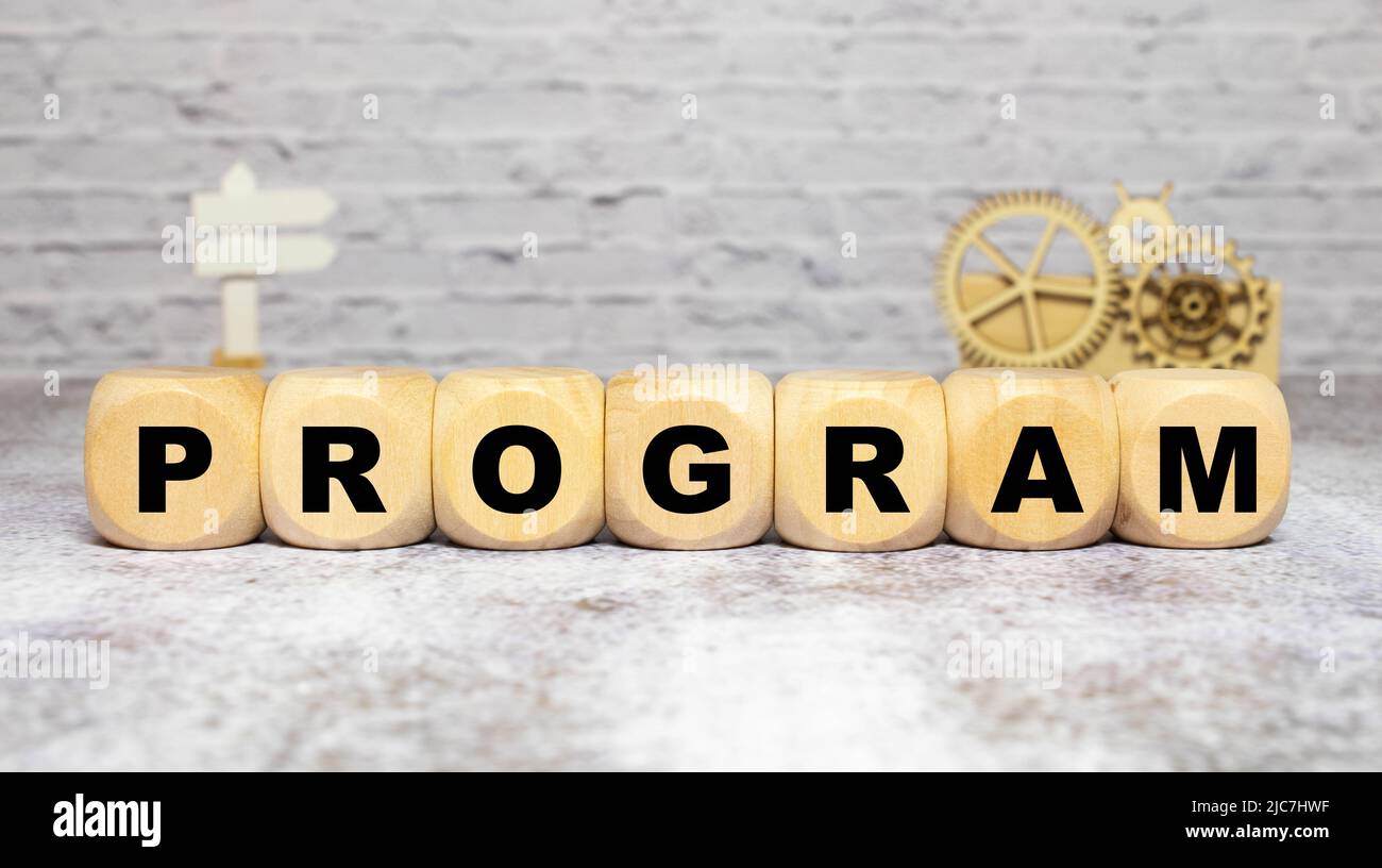 aggiornamento iscrizione su cubetti di legno. Aggiornamento e aggiornamento, miglioramento di programmi e prodotti. Versione aggiornata, sfondo blu Foto Stock