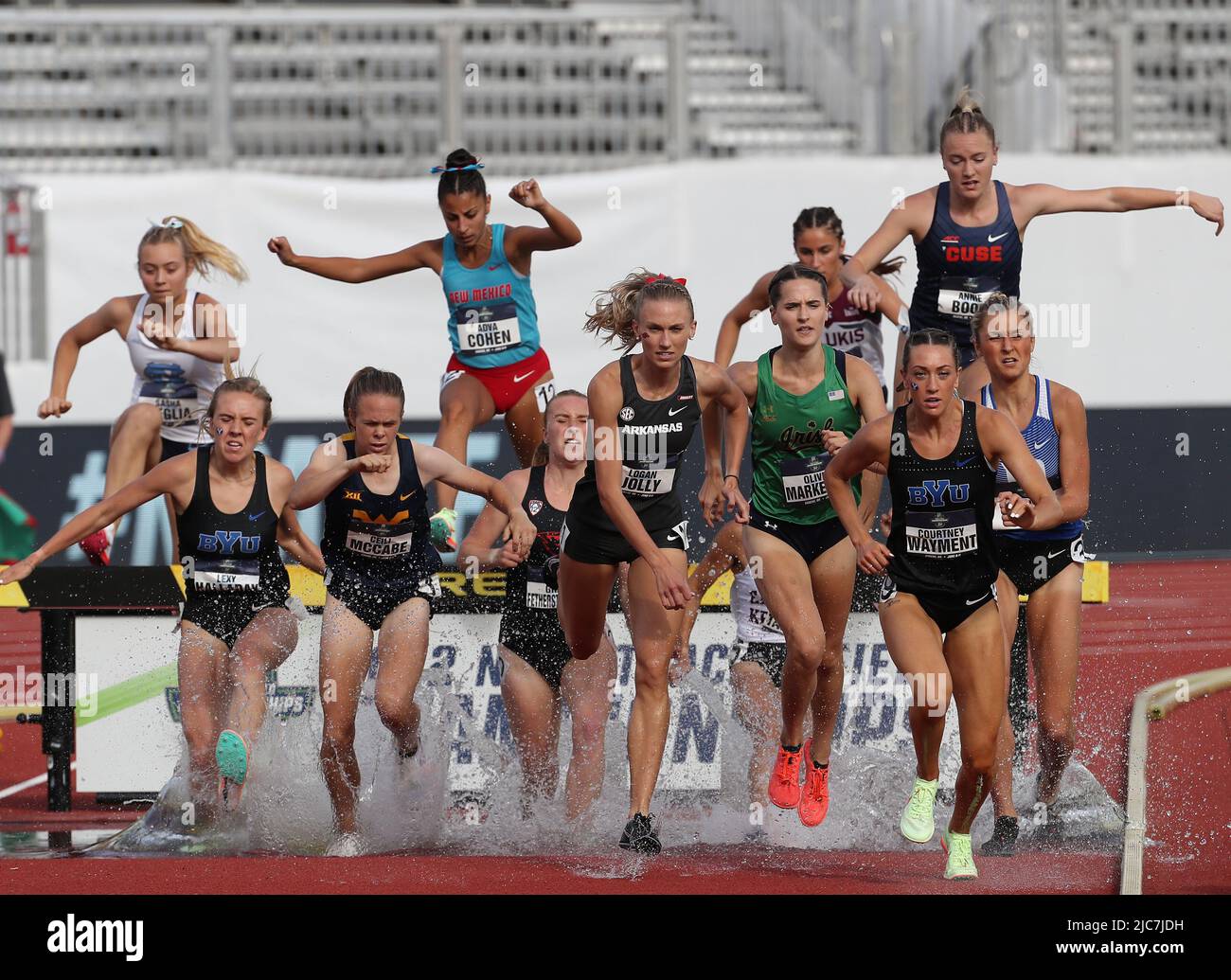 Hayward Field, Eugene, OREGON, USA. 9th giugno 2022. Logan Jolly dell'Arkansas esce dall'acqua proprio accanto a Courtney Wayment of BYU durante le semifinali della Women's 3000 Steeplechase durante i Campionati NCAA Track & Field 2022 a Hayward Field, Eugene, OR. Larry C. Lawson/CSM (supporti Cal Sport tramite immagini AP). Credit: csm/Alamy Live News Foto Stock