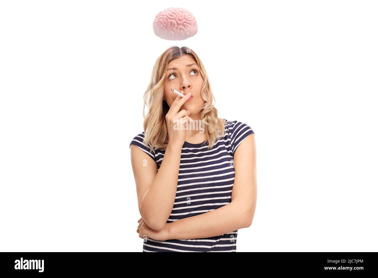 Giovane donna che fuma una sigaretta e un cervello umano che galleggia sopra la testa isolato su sfondo bianco Foto Stock