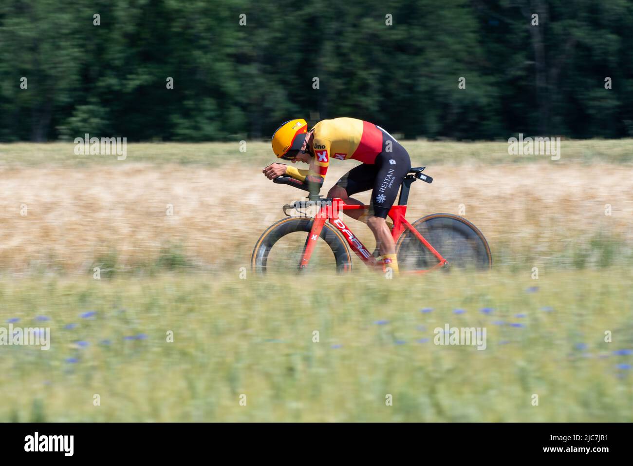 Montbrison, Francia. 08th giugno 2022. Tobias Halland Johannessen (uno-X Pro Cycling Team) visto in azione durante la fase 4th del Criterium du Dauphine 2022 questa è una fase di prova individuale con una distanza di 31,9 km tra Montbrison e la Bâtie d'Urfé nel dipartimento della Loira. Il vincitore del palco è stato Filippo Ganna (squadra dei Grenadiers di Ineos) nel 35mn 32s. È avanti di Wout Van Aert (Jumbo Visma Team) (Photo by Laurent Coust/SOPA Images/Sipa USA) Credit: Sipa USA/Alamy Live News Foto Stock