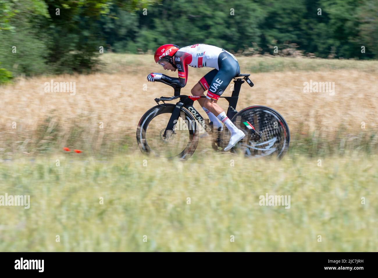 Montbrison, Francia. 08th giugno 2022. George Bennett (Emirates Team) visto in azione durante la fase 4th del Criterium du Dauphine 2022. Si tratta di una fase di prova individuale con una distanza di 31,9 km tra Montbrison e la Bâtie d'Urfé nel dipartimento della Loira. Il vincitore del palco è stato Filippo Ganna (squadra dei Grenadiers di Ineos) nel 35mn 32s. È avanti di Wout Van Aert (Jumbo Visma Team) (Photo by Laurent Coust/SOPA Images/Sipa USA) Credit: Sipa USA/Alamy Live News Foto Stock