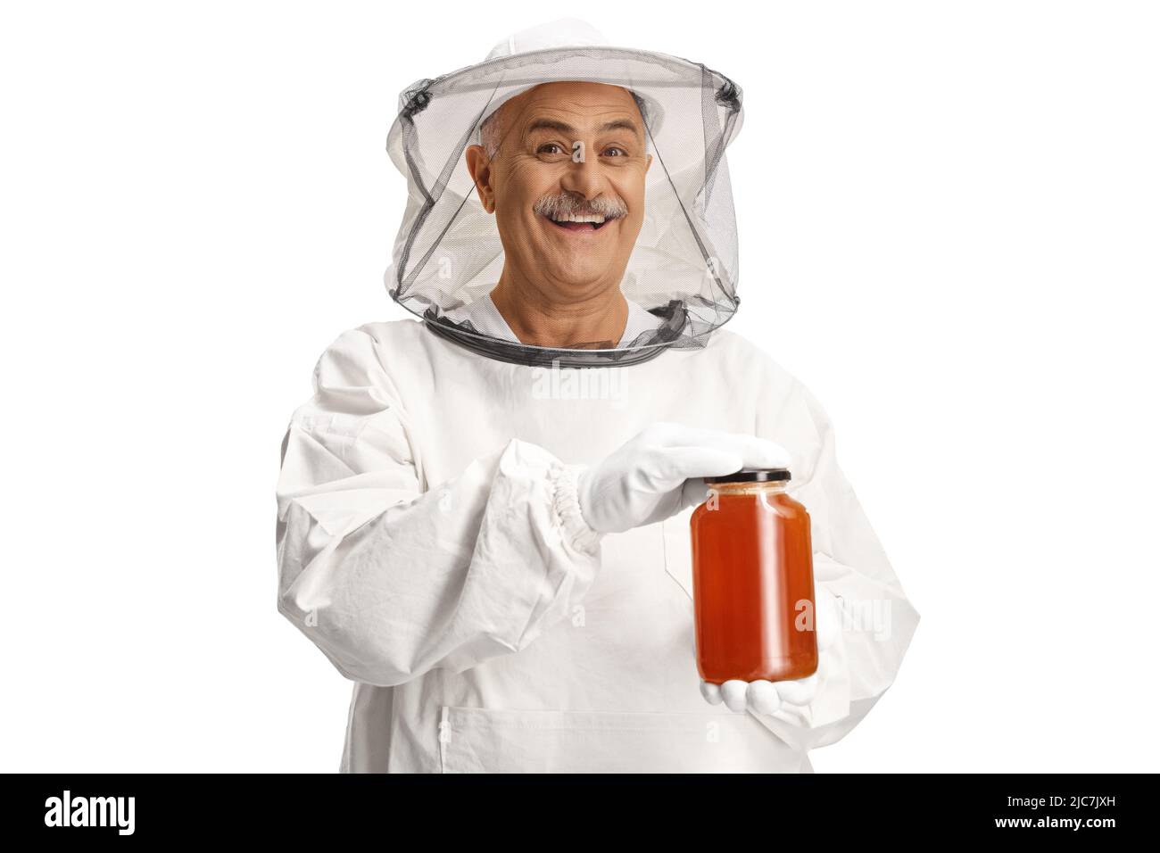 Apicoltore in uniforme che tiene un vaso di miele isolato su sfondo bianco Foto Stock