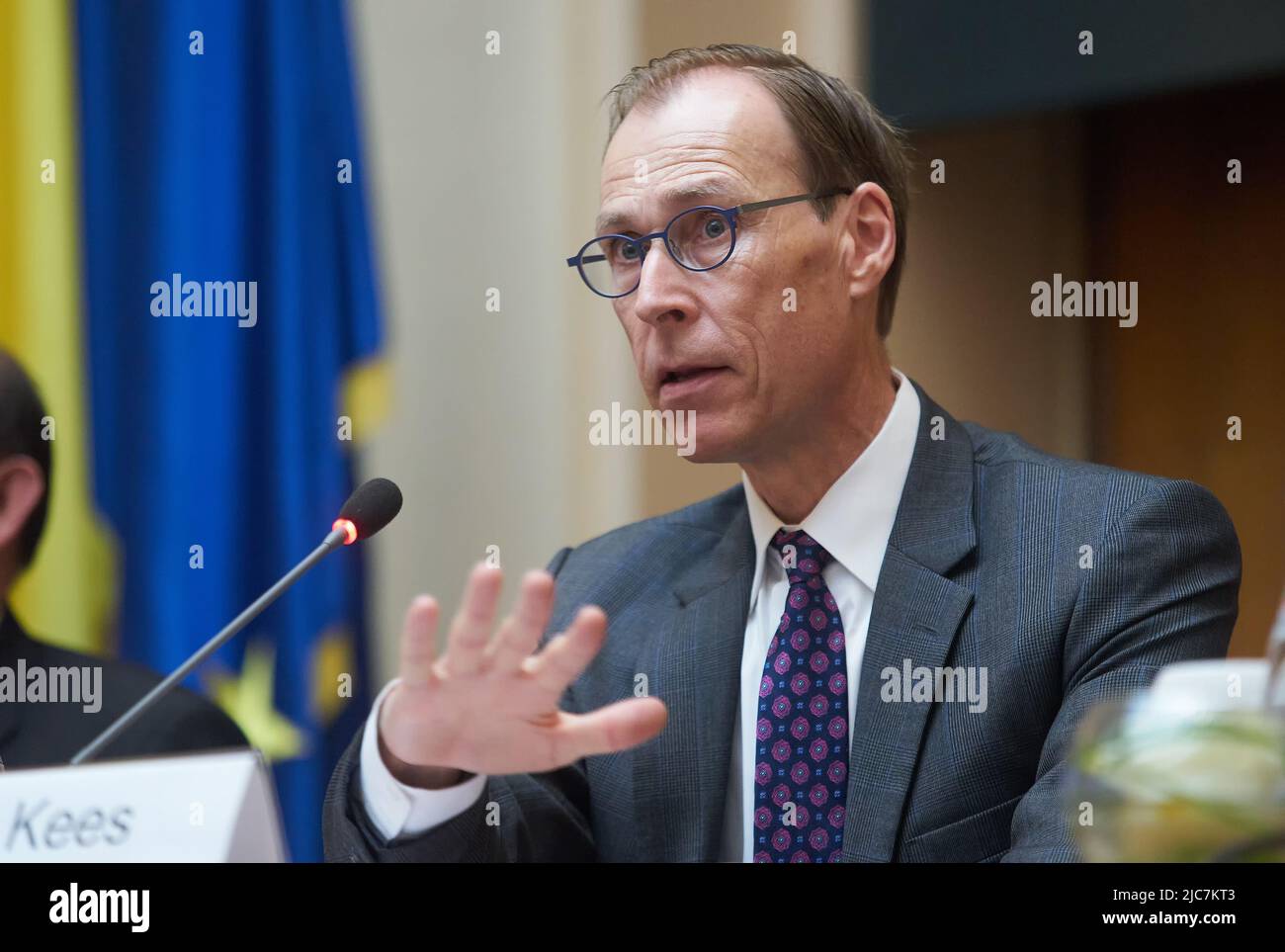 Bucarest, Romania - 10 giugno 2022: Jan Kees Martijn, capo della missione per la Romania del Fondo monetario Internazionale, tiene una conferenza stampa Foto Stock