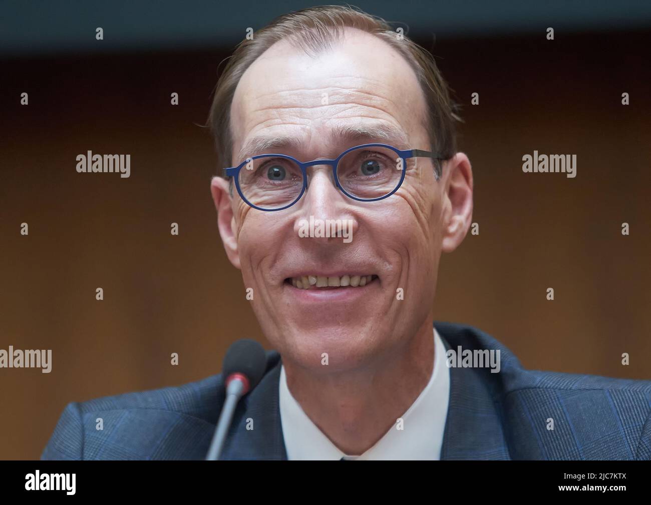 Bucarest, Romania - 10 giugno 2022: Jan Kees Martijn, capo della missione per la Romania del Fondo monetario Internazionale, tiene una conferenza stampa Foto Stock