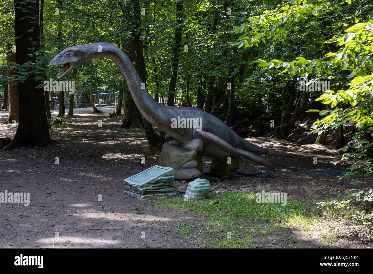 Jurassic Encounter fa il suo debutto nel Regno Unito al Grovelands Park di Southgate, Londra. Jurassic Encounter è un evento di famiglia, un'installazione interattiva di 50 dinosauri animatronici a grandezza naturale dei periodi giurassico, triassico e cretaceo. Ogni dinosauro ha movimenti robotici, braccia che si muovono su e giù, code che oscillano da un lato all'altro, teste che si muovono su e giù, occhi che lampeggiano, mascelle che si aprono con effetti sonori realistici ruggenti. Caratterizzato: Atmosfera dove: Londra, Regno Unito quando: 23 lug 2021 credito: Phil Lewis/WENN Foto Stock