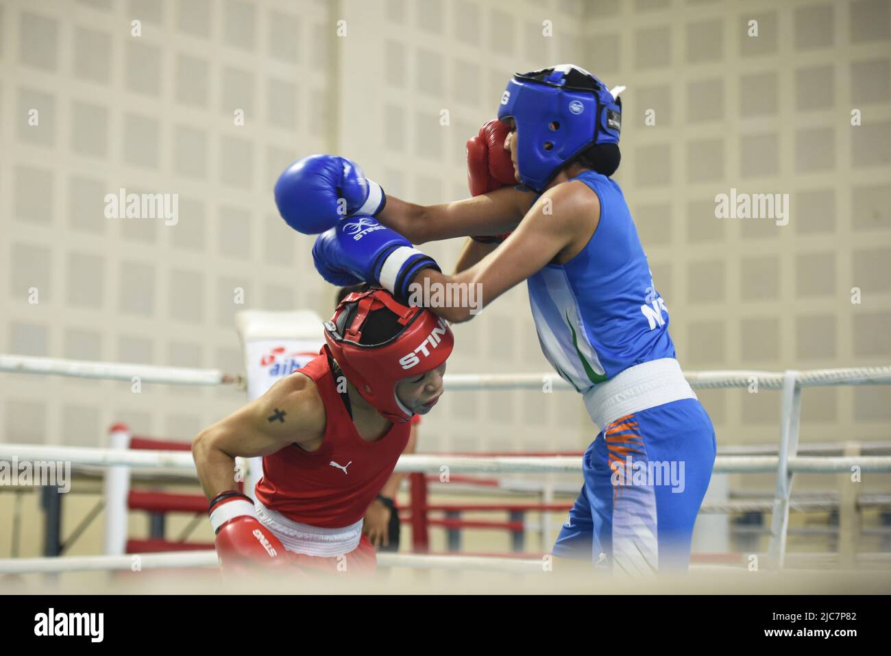 NEW DELHI, INDIA - GIUGNO 10: Boxer MC Mary Kom (Red) e Nitu (Blue) durante le prove di qualificazione Elite Women CWG 2022, all'IG Stadium il 10 giugno 2022 a New Delhi, India. Mary Kom, sei volte campione del mondo di pugilato, è stata esclusa dai Giochi del Commonwealth del 2022 dopo aver ferito se stessa nel primo round delle semifinali di prova del 48kg. (Foto di Sanchit Khanna/Hindustan Times/Sipa USA) Foto Stock