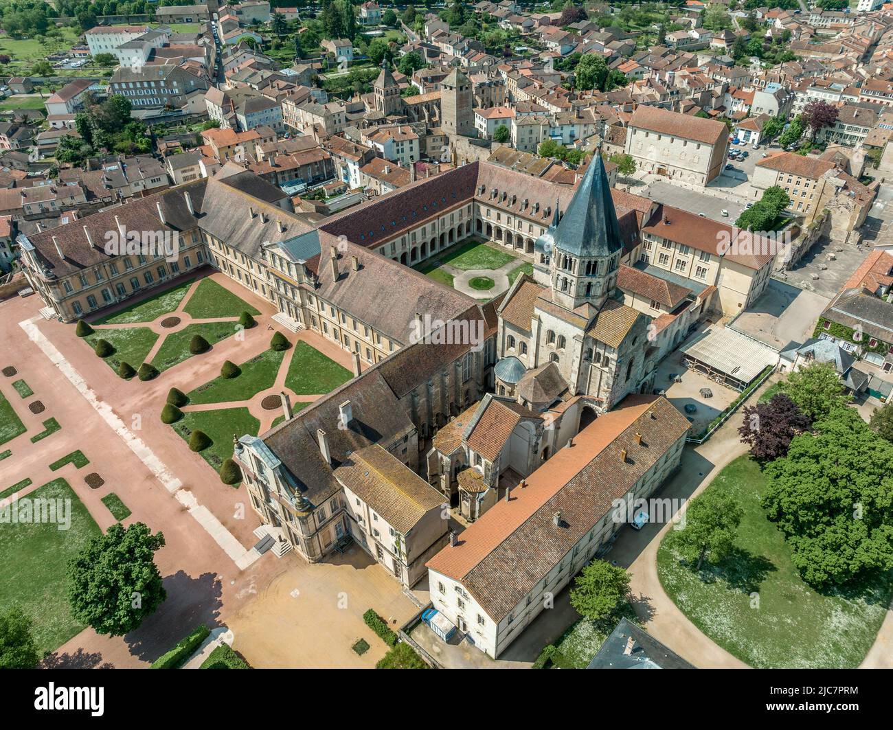 Vista aerea dell'Abbazia di Cluny un ex monastero benedettino in stile architettonico romanico a Cluny, Saône-et-Loire, Francia dedicata a San PET Foto Stock