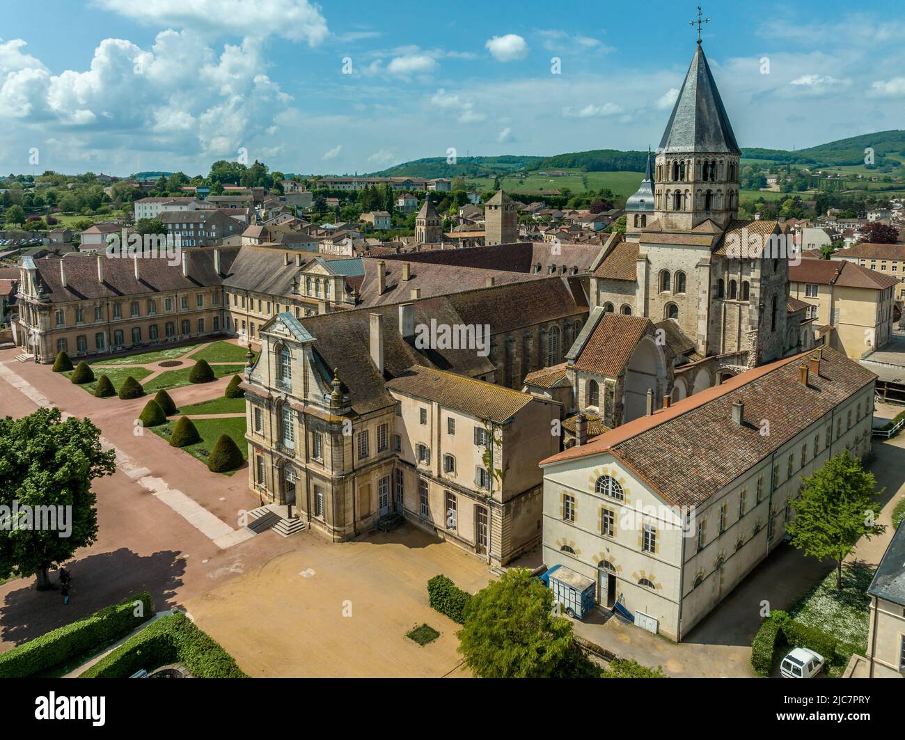 Vista aerea dell'Abbazia di Cluny un ex monastero benedettino in stile architettonico romanico a Cluny, Saône-et-Loire, Francia dedicata a San PET Foto Stock