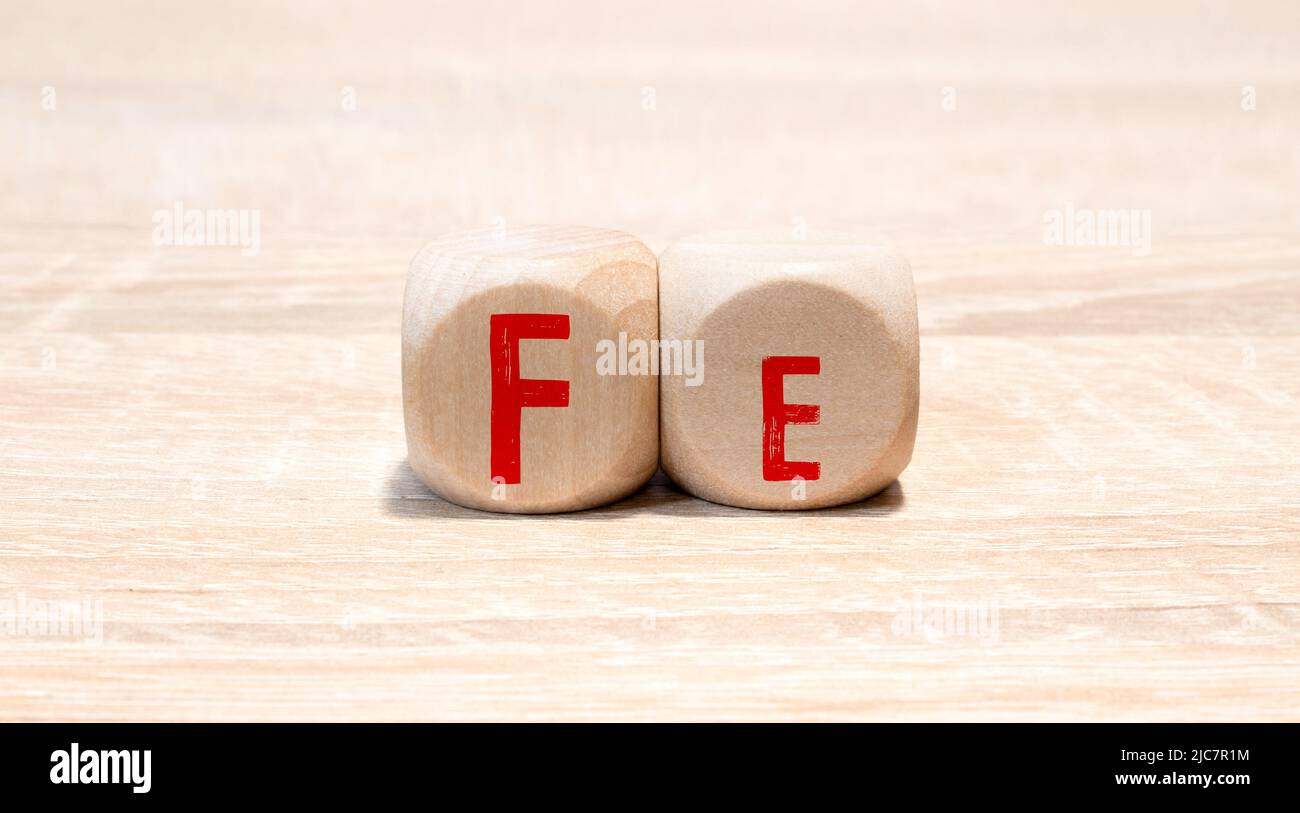 simbolo di ferro sulla tabella periodica degli elementi Foto Stock