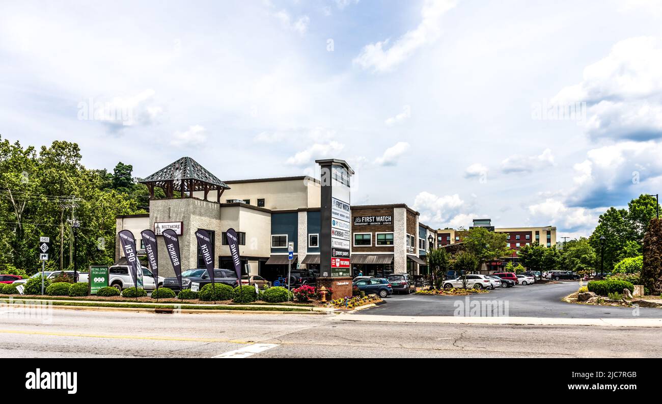 BILTMORE VILLAGE in ASHEVILLE, NC, USA-5 GIUGNO 2022: Vista grandangolare del centro commerciale Biltmore Station. Foto Stock