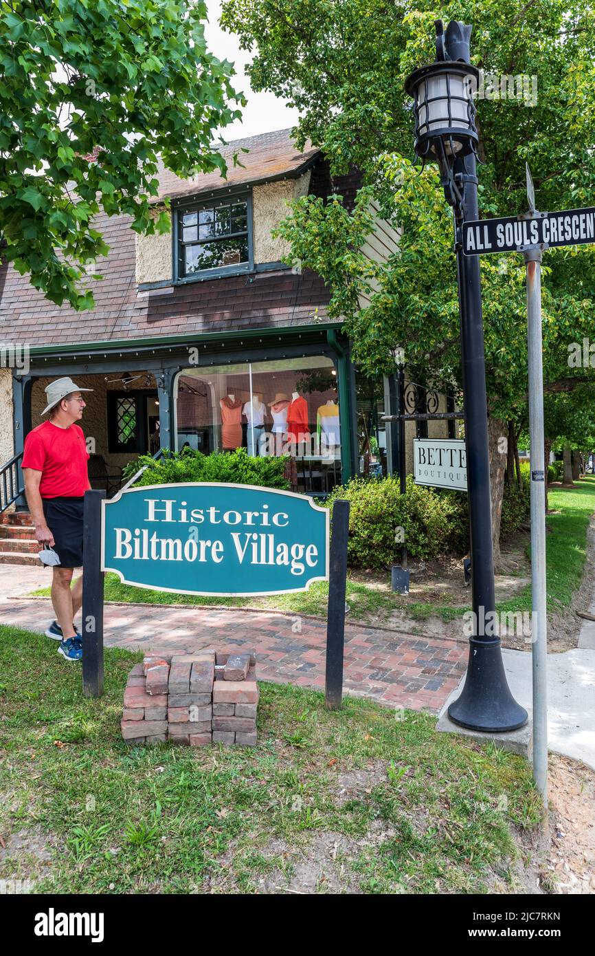 BILTMORE VILLAGE in ASHEVILLE, NC, USA-5 GIUGNO 2022: Bette Boutique, con il cartello 'Historic Biltmore Village' davanti. Un uomo a sinistra dell'immagine. Foto Stock
