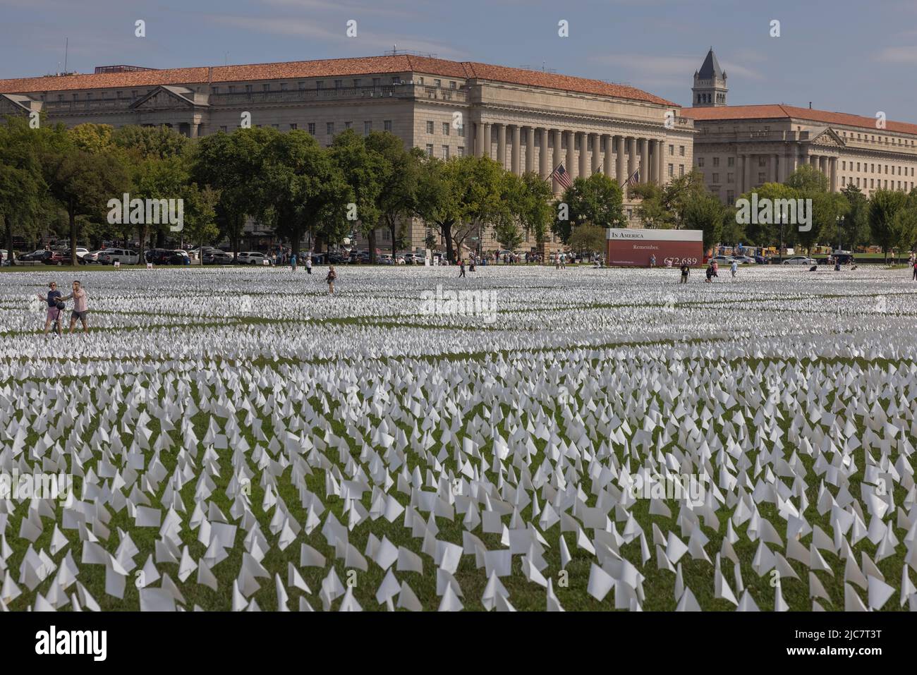 WASHINGTON, D.C. – 19 settembre 2021: La gente visita “in America: Ricorda”, un’installazione di Suzanne Brennan Firstenberg in onore delle vittime di Covid-19. Foto Stock